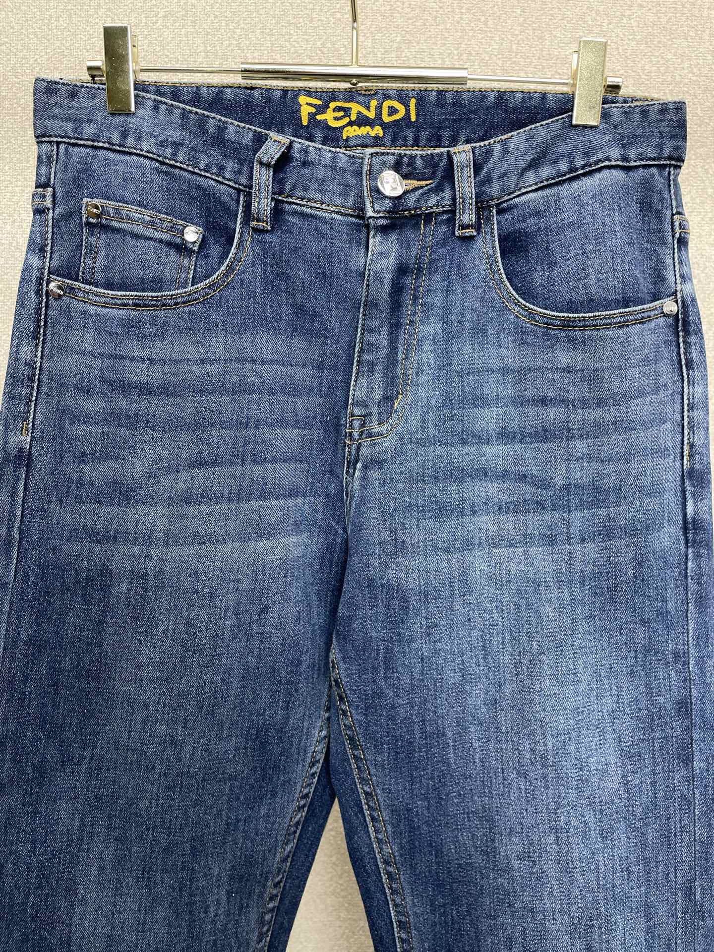 FENDI芬迪💥砸锅卖铁都要上的新款新款休闲牛仔裤👖高端版本 专柜定制面料 透气舒适度高，细节无可挑剔，品牌元素设计理念