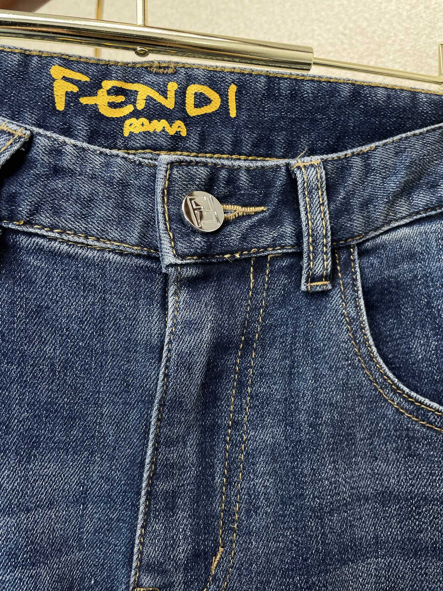 FENDI芬迪💥砸锅卖铁都要上的新款新款休闲牛仔裤👖高端版本 专柜定制面料 透气舒适度高，细节无可挑剔，品牌元素设计理念