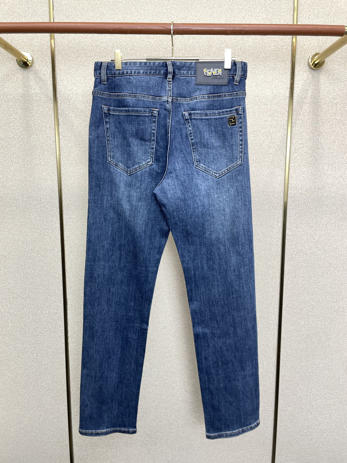 FENDI芬迪💥砸锅卖铁都要上的新款新款休闲牛仔裤👖高端版本 专柜定制面料 透气舒适度高，细节无可挑剔，品牌元素设计理念