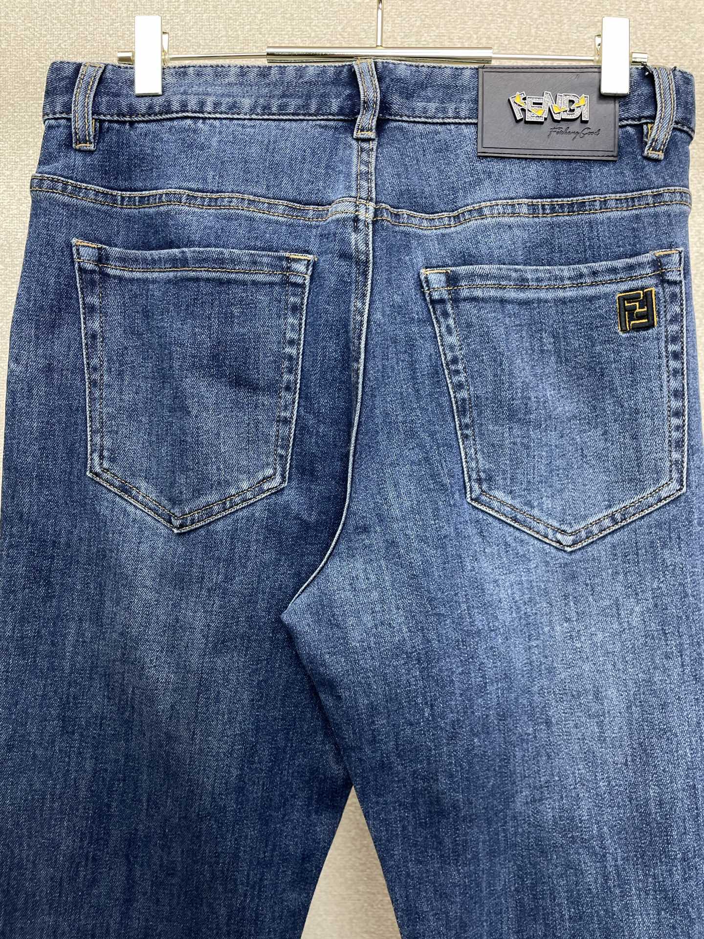 FENDI芬迪💥砸锅卖铁都要上的新款新款休闲牛仔裤👖高端版本 专柜定制面料 透气舒适度高，细节无可挑剔，品牌元素设计理念