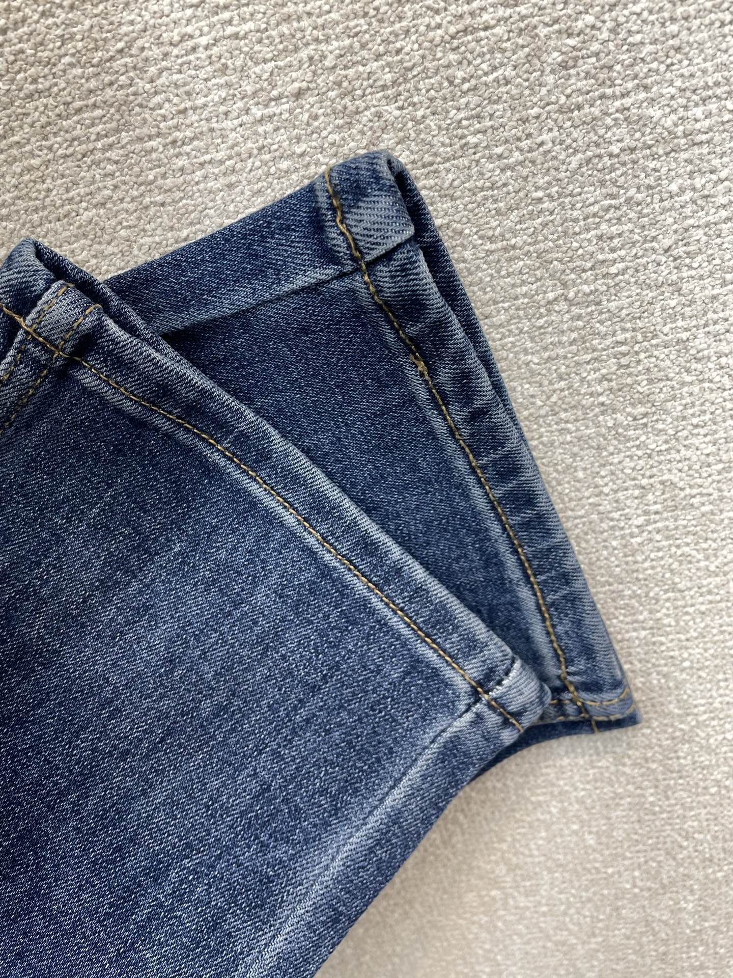 FENDI芬迪💥砸锅卖铁都要上的新款新款休闲牛仔裤👖高端版本 专柜定制面料 透气舒适度高，细节无可挑剔，品牌元素设计理念