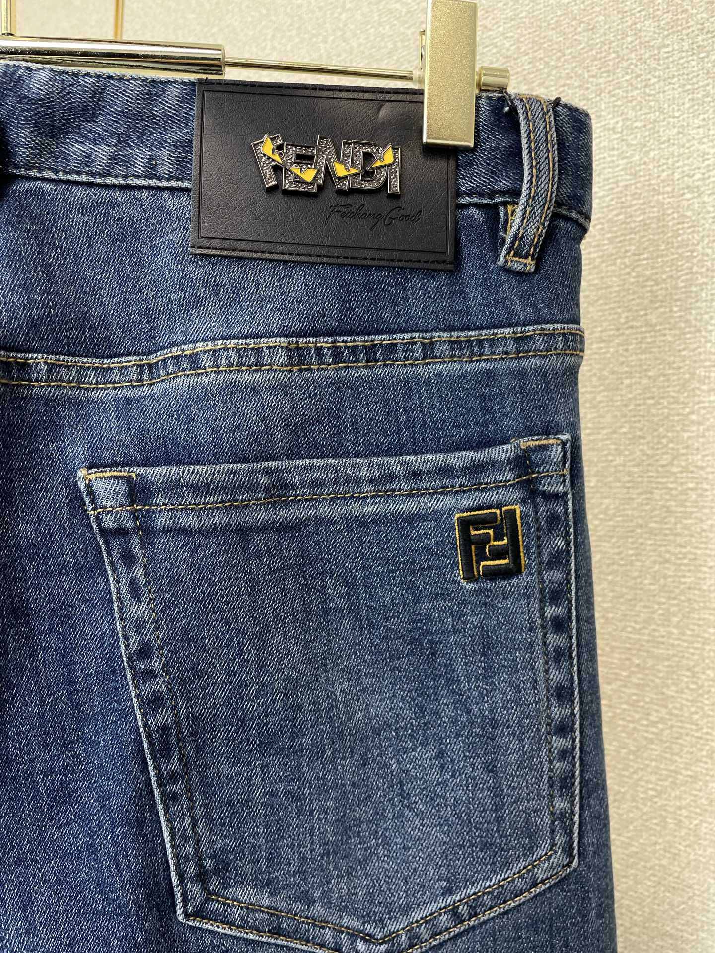 FENDI芬迪💥砸锅卖铁都要上的新款新款休闲牛仔裤👖高端版本 专柜定制面料 透气舒适度高，细节无可挑剔，品牌元素设计理念