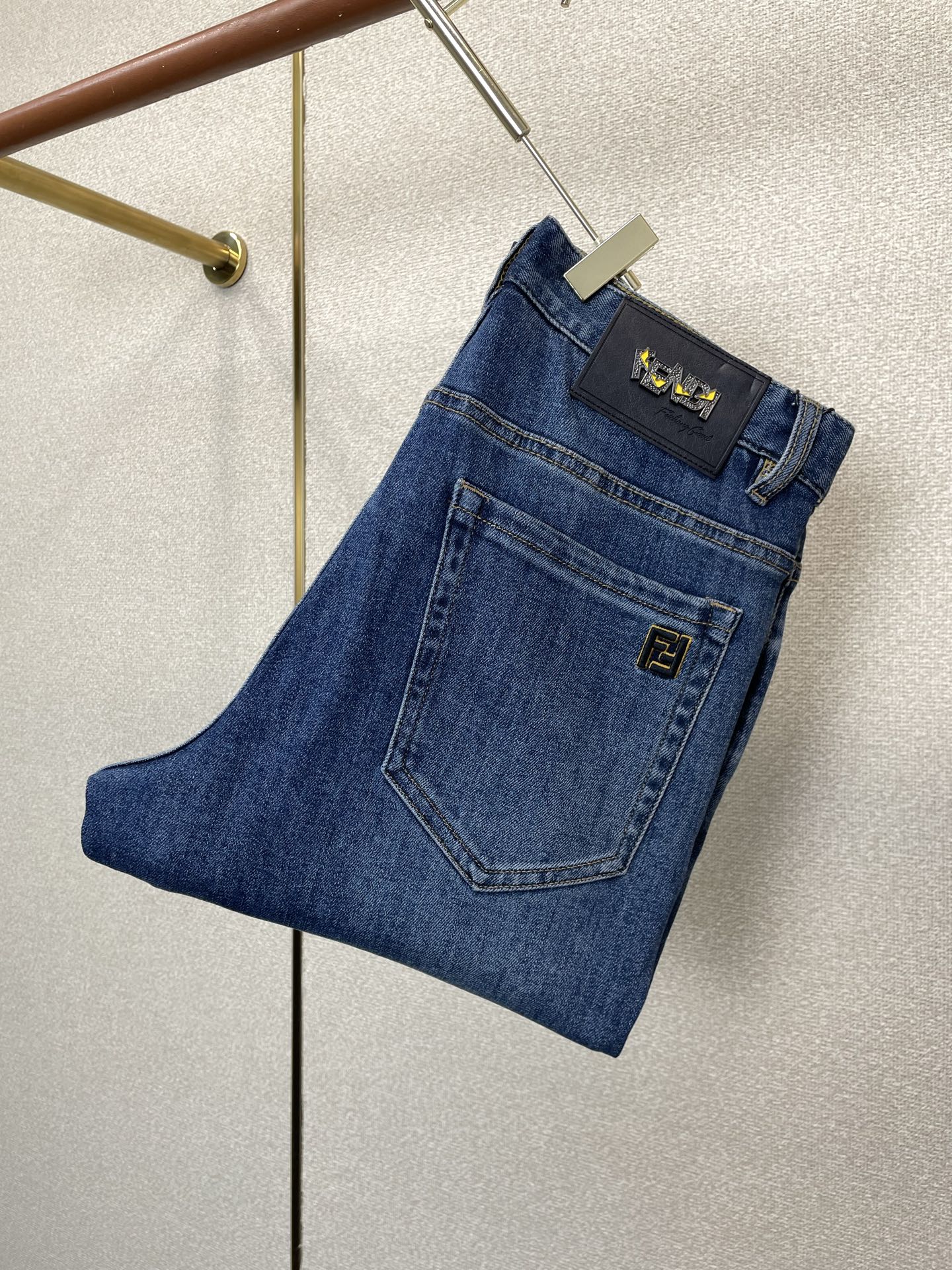 FENDI芬迪💥砸锅卖铁都要上的新款新款休闲牛仔裤👖高端版本 专柜定制面料 透气舒适度高，细节无可挑剔，品牌元素设计理念