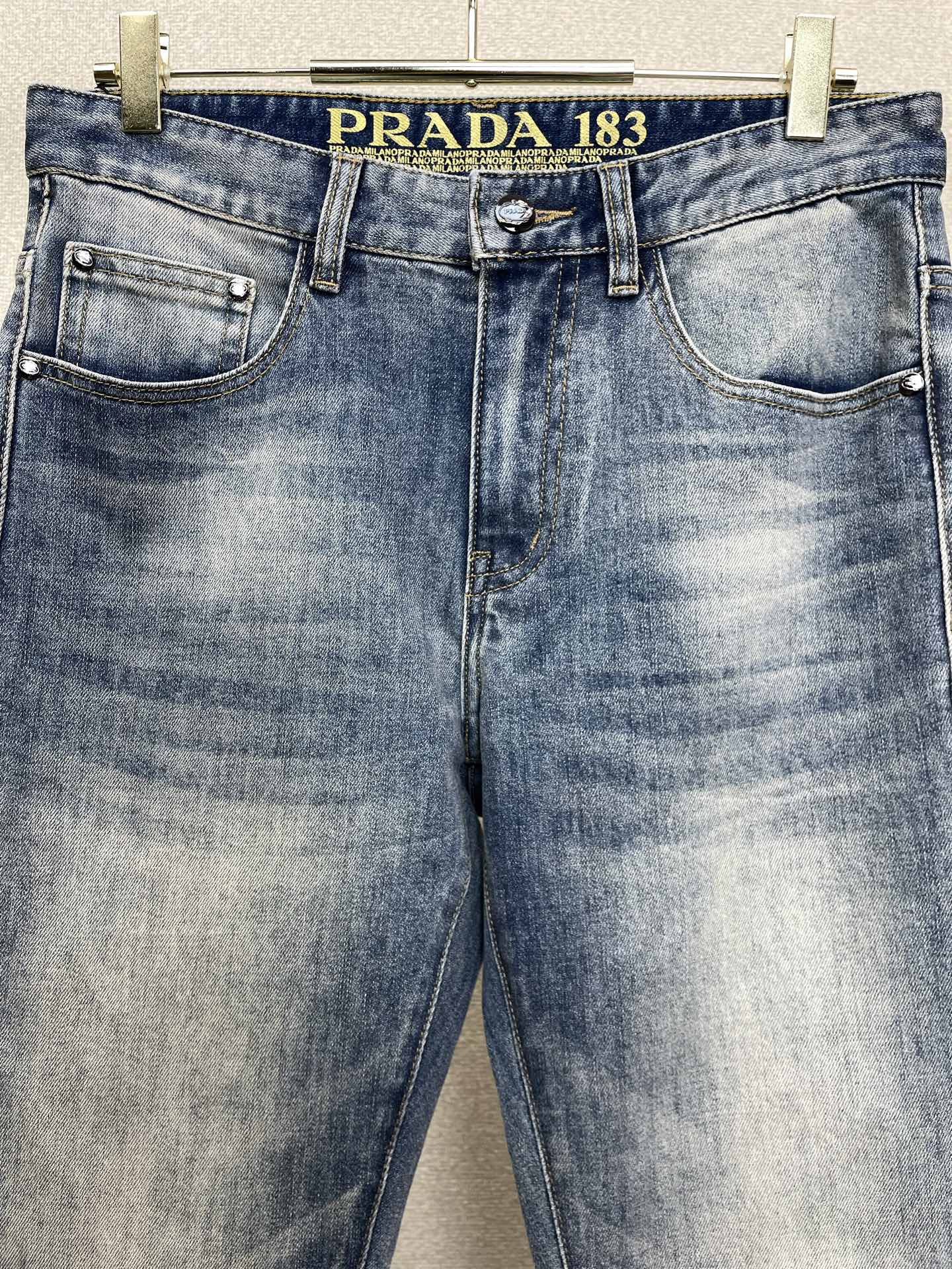 Prada普拉达💥砸锅卖铁都要上的新款新款休闲牛仔裤👖高端版本 专柜定制面料 透气舒适度高，细节无可挑剔，品牌元素设计理