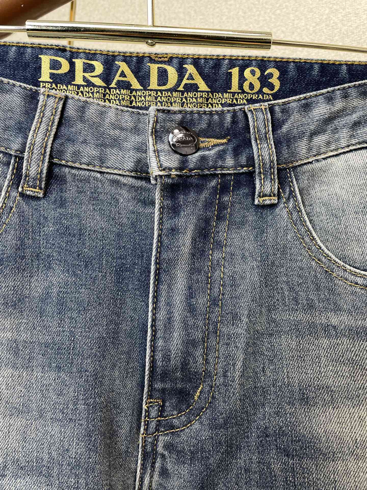 Prada普拉达💥砸锅卖铁都要上的新款新款休闲牛仔裤👖高端版本 专柜定制面料 透气舒适度高，细节无可挑剔，品牌元素设计理
