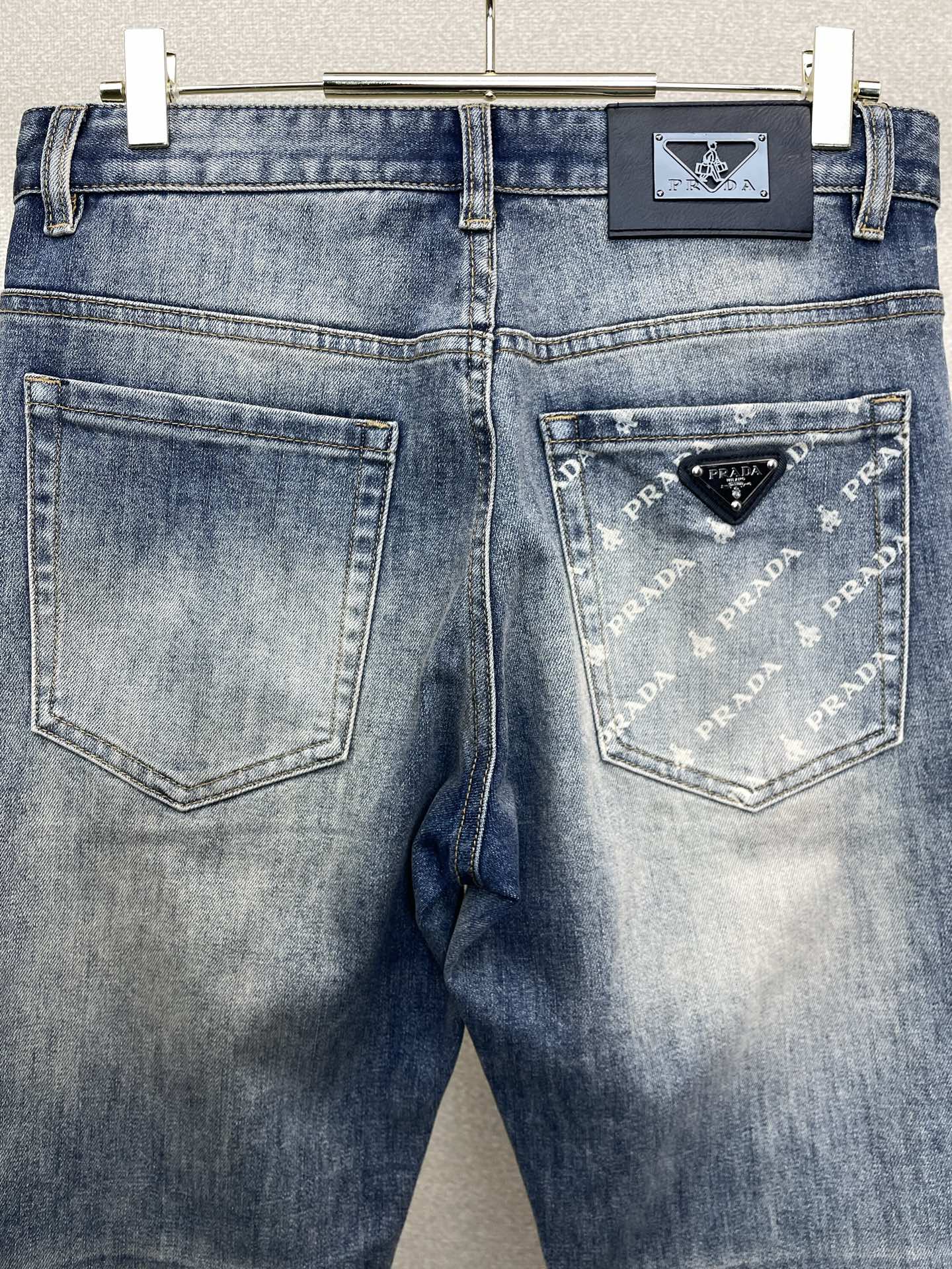 Prada普拉达💥砸锅卖铁都要上的新款新款休闲牛仔裤👖高端版本 专柜定制面料 透气舒适度高，细节无可挑剔，品牌元素设计理