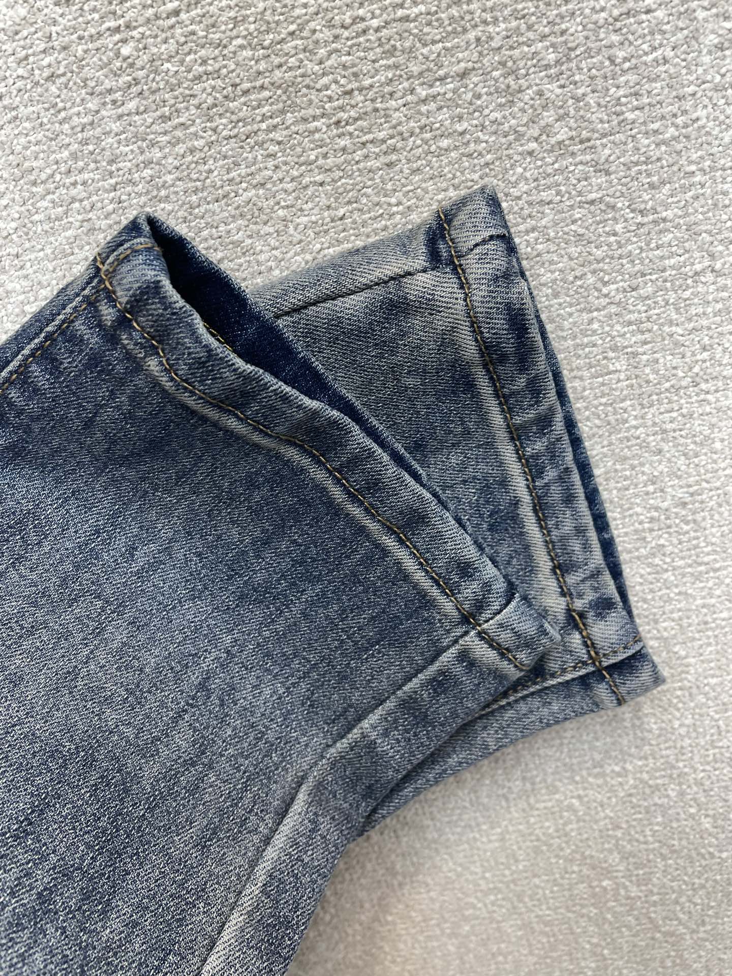 Prada普拉达💥砸锅卖铁都要上的新款新款休闲牛仔裤👖高端版本 专柜定制面料 透气舒适度高，细节无可挑剔，品牌元素设计理