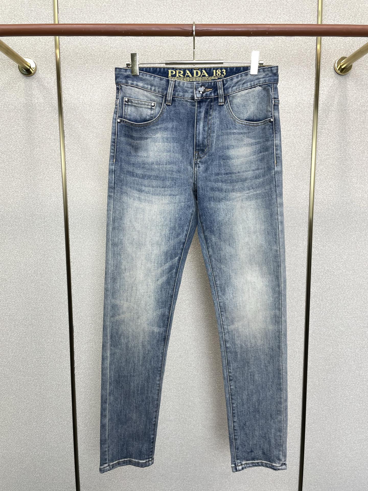 Prada普拉达💥砸锅卖铁都要上的新款新款休闲牛仔裤👖高端版本 专柜定制面料 透气舒适度高，细节无可挑剔，品牌元素设计理