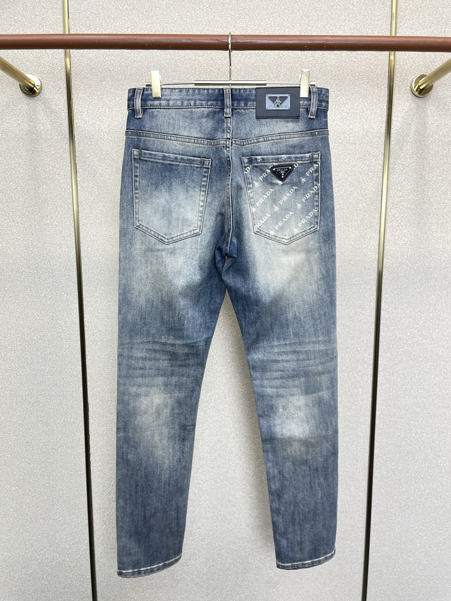 Prada普拉达💥砸锅卖铁都要上的新款新款休闲牛仔裤👖高端版本 专柜定制面料 透气舒适度高，细节无可挑剔，品牌元素设计理