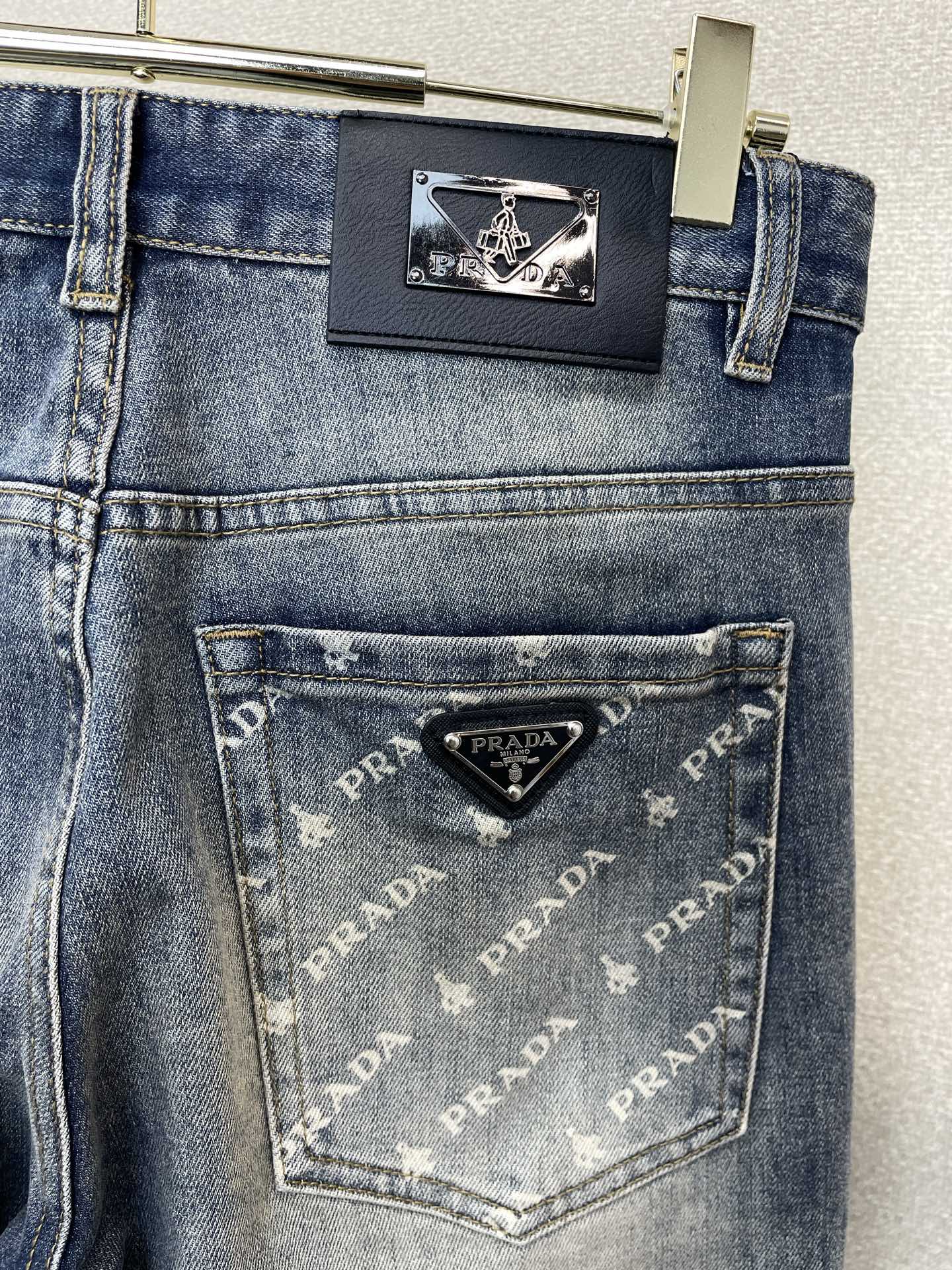 Prada普拉达💥砸锅卖铁都要上的新款新款休闲牛仔裤👖高端版本 专柜定制面料 透气舒适度高，细节无可挑剔，品牌元素设计理