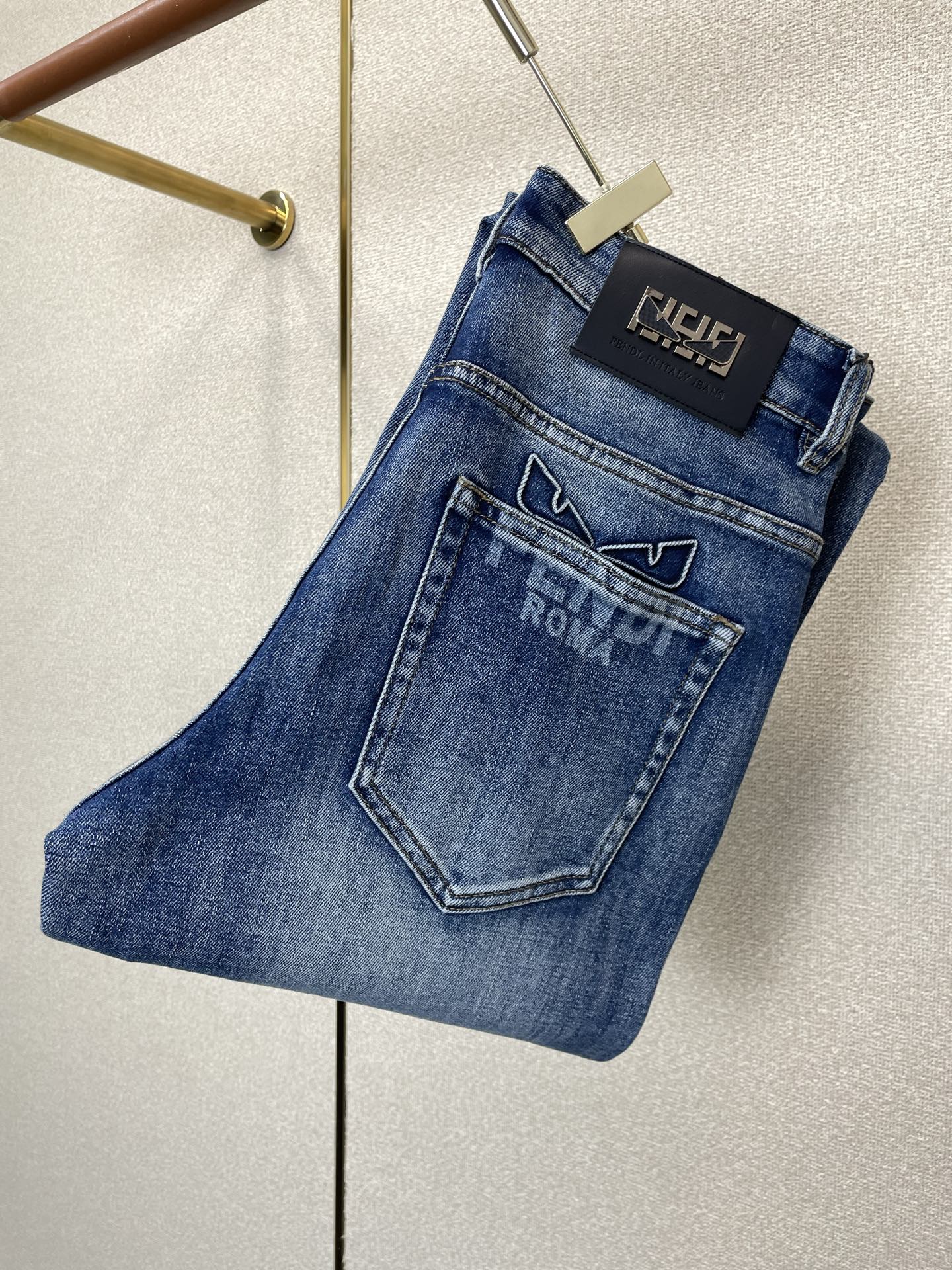 FENDI芬迪💥砸锅卖铁都要上的新款新款休闲牛仔裤👖高端版本 专柜定制面料 透气舒适度高，细节无可挑剔，品牌元素设计理念