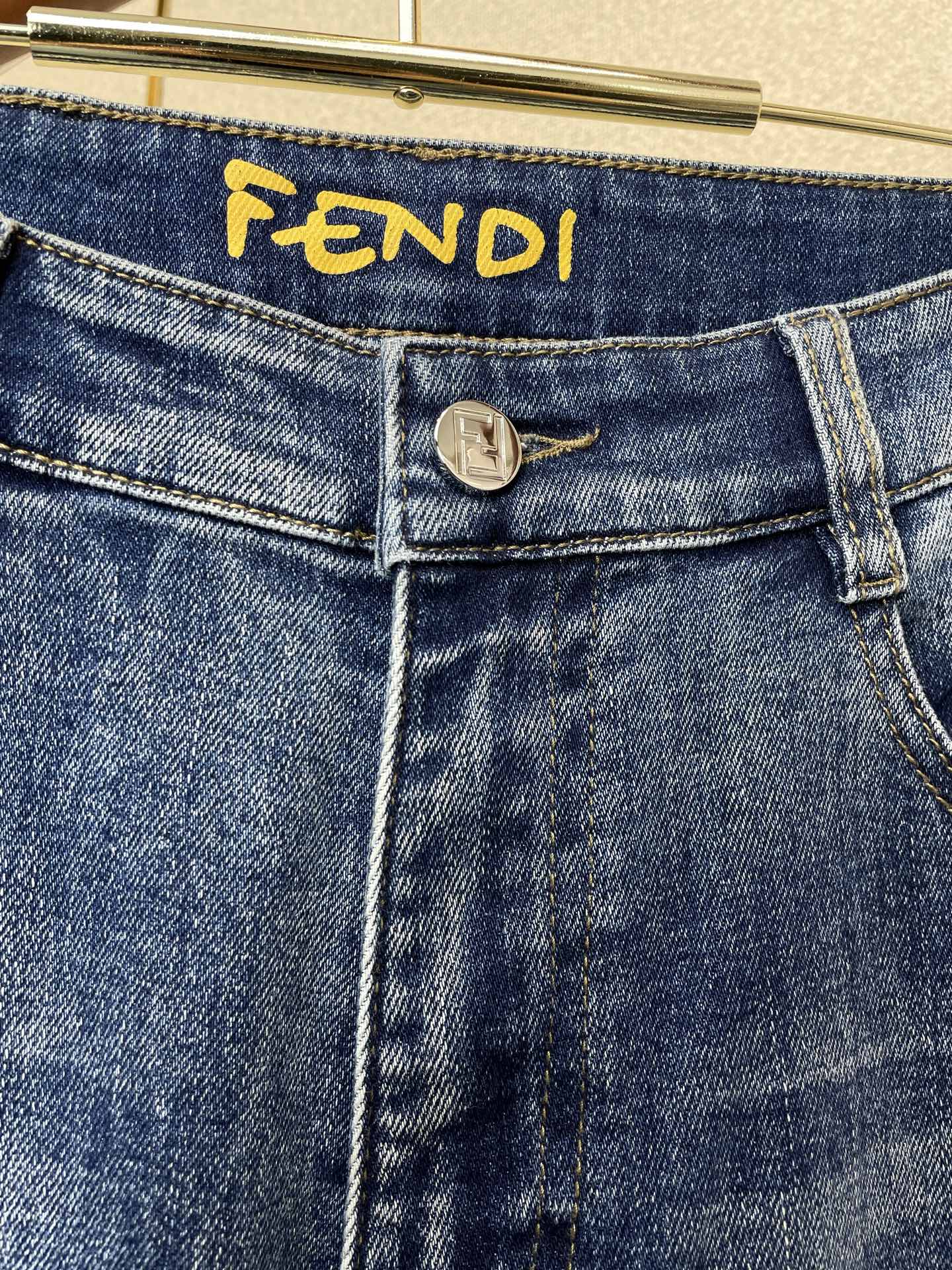 FENDI芬迪💥砸锅卖铁都要上的新款新款休闲牛仔裤👖高端版本 专柜定制面料 透气舒适度高，细节无可挑剔，品牌元素设计理念