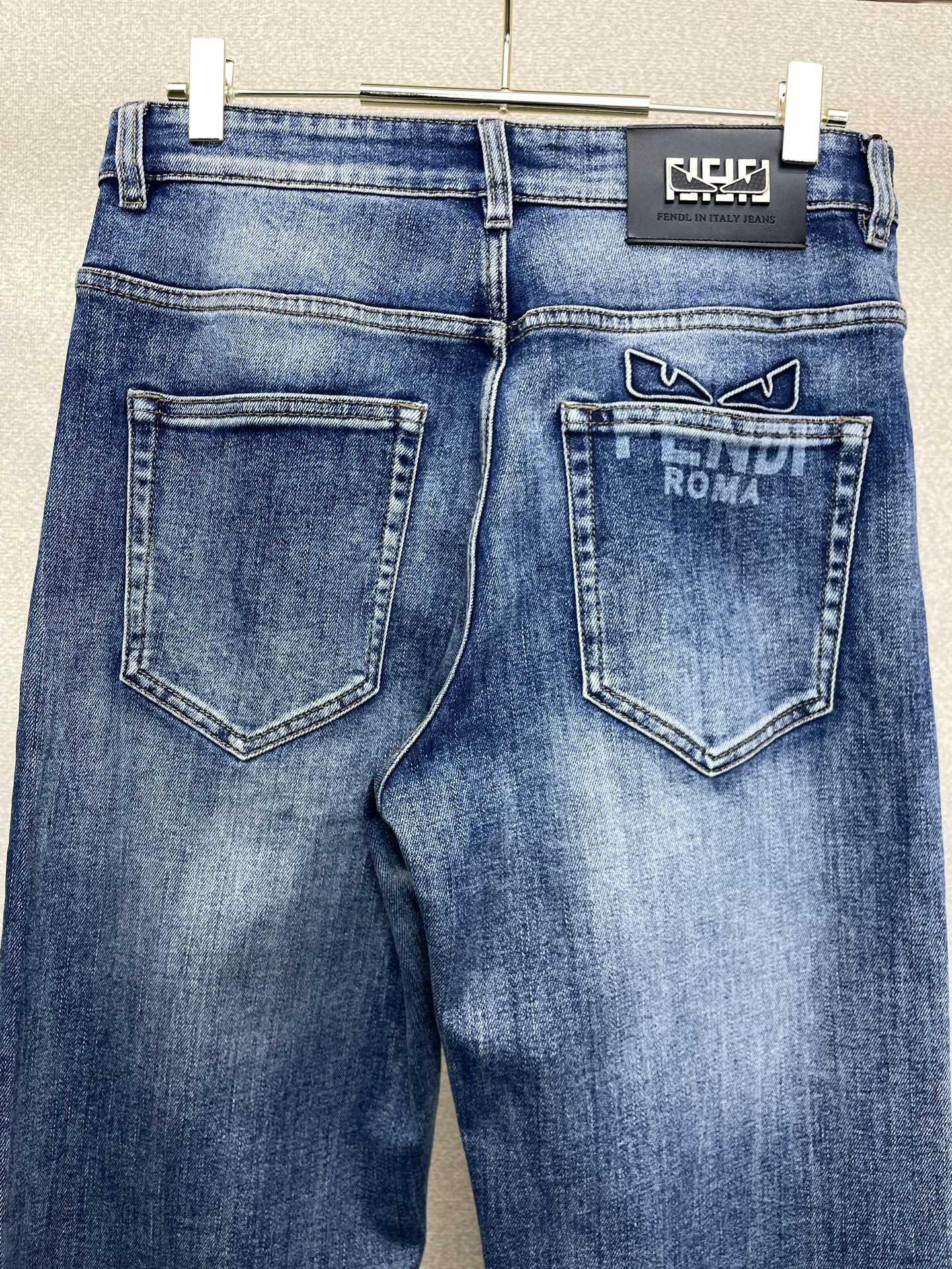 FENDI芬迪💥砸锅卖铁都要上的新款新款休闲牛仔裤👖高端版本 专柜定制面料 透气舒适度高，细节无可挑剔，品牌元素设计理念