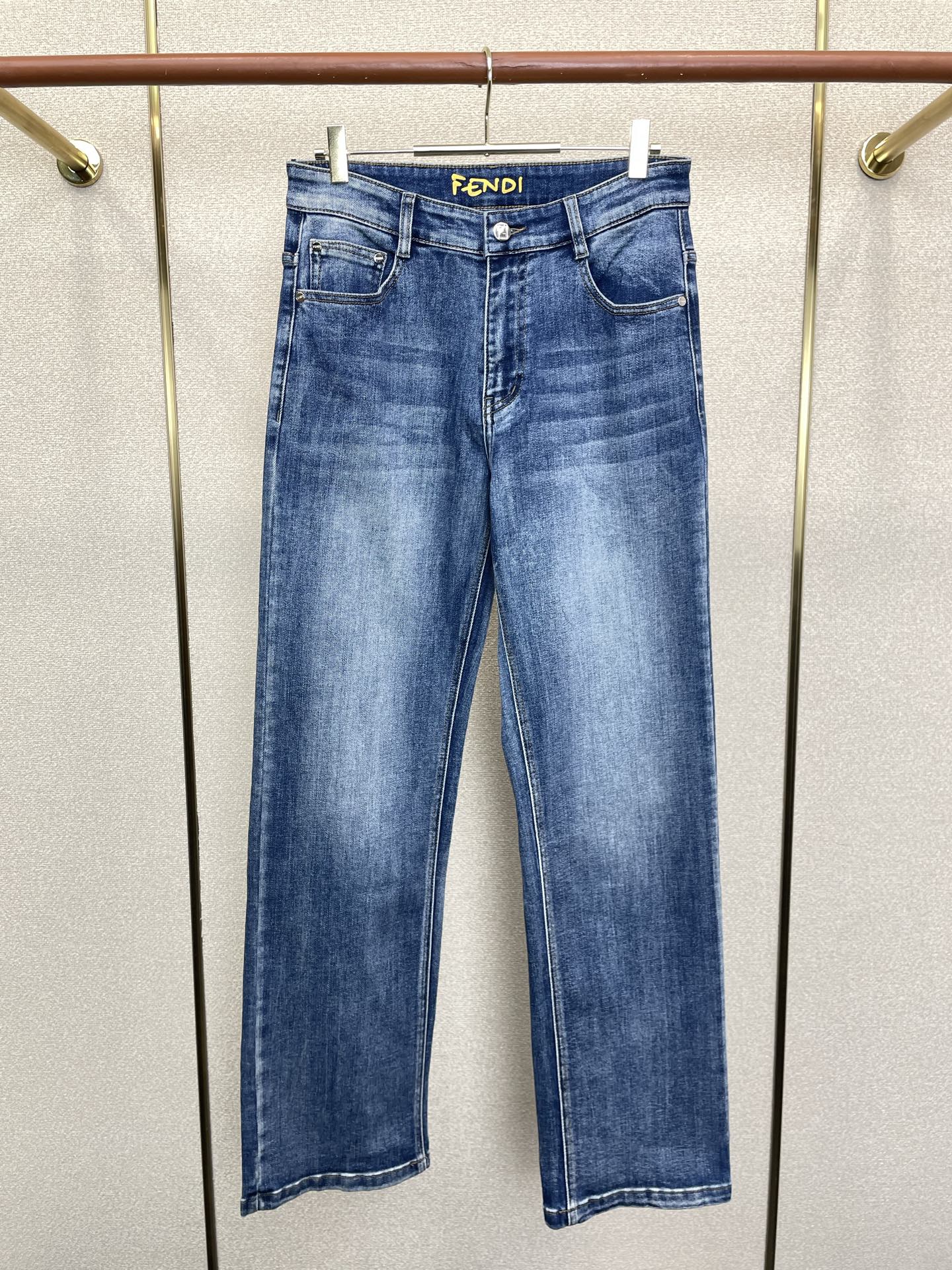 FENDI芬迪💥砸锅卖铁都要上的新款新款休闲牛仔裤👖高端版本 专柜定制面料 透气舒适度高，细节无可挑剔，品牌元素设计理念