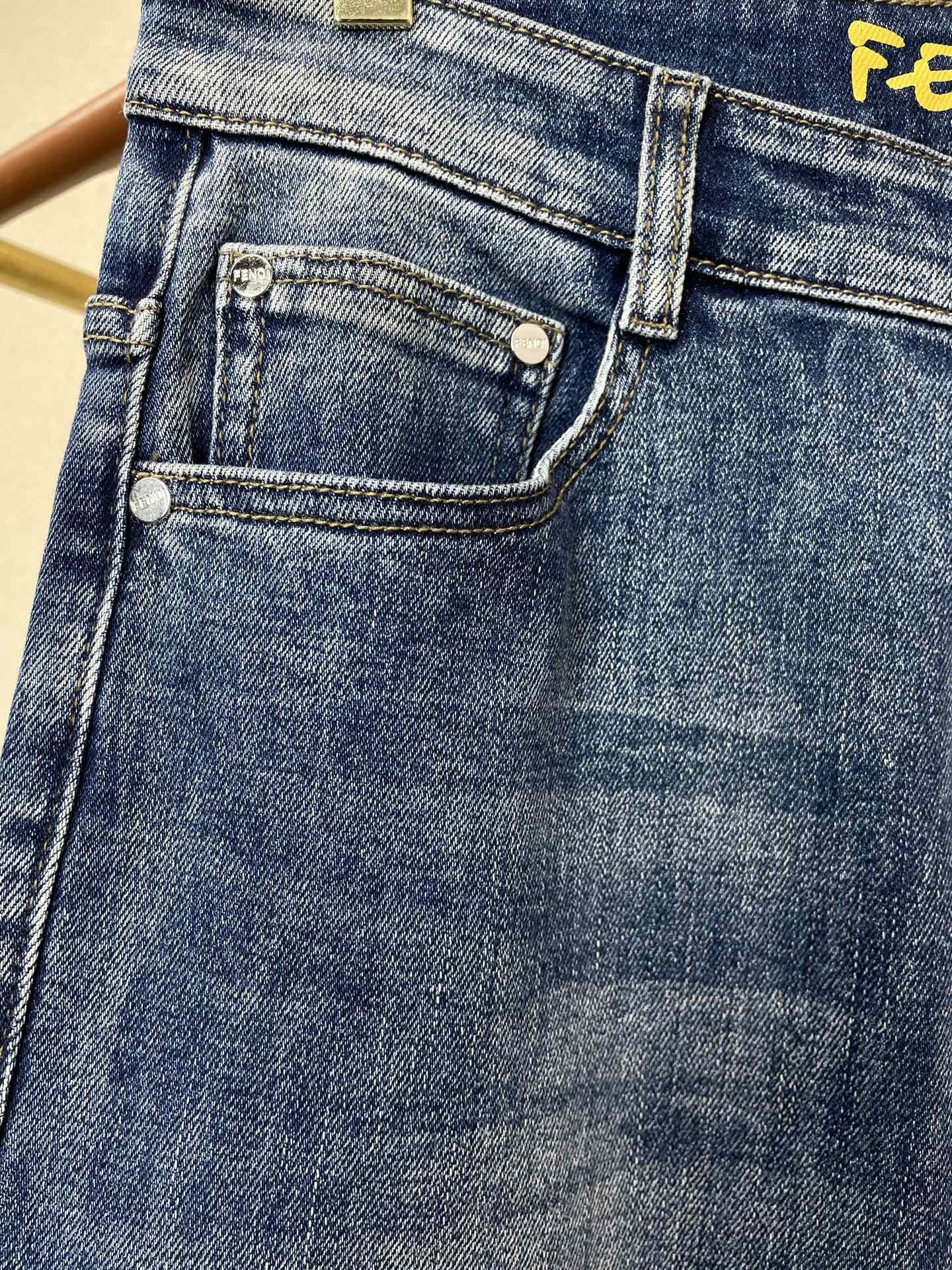FENDI芬迪💥砸锅卖铁都要上的新款新款休闲牛仔裤👖高端版本 专柜定制面料 透气舒适度高，细节无可挑剔，品牌元素设计理念