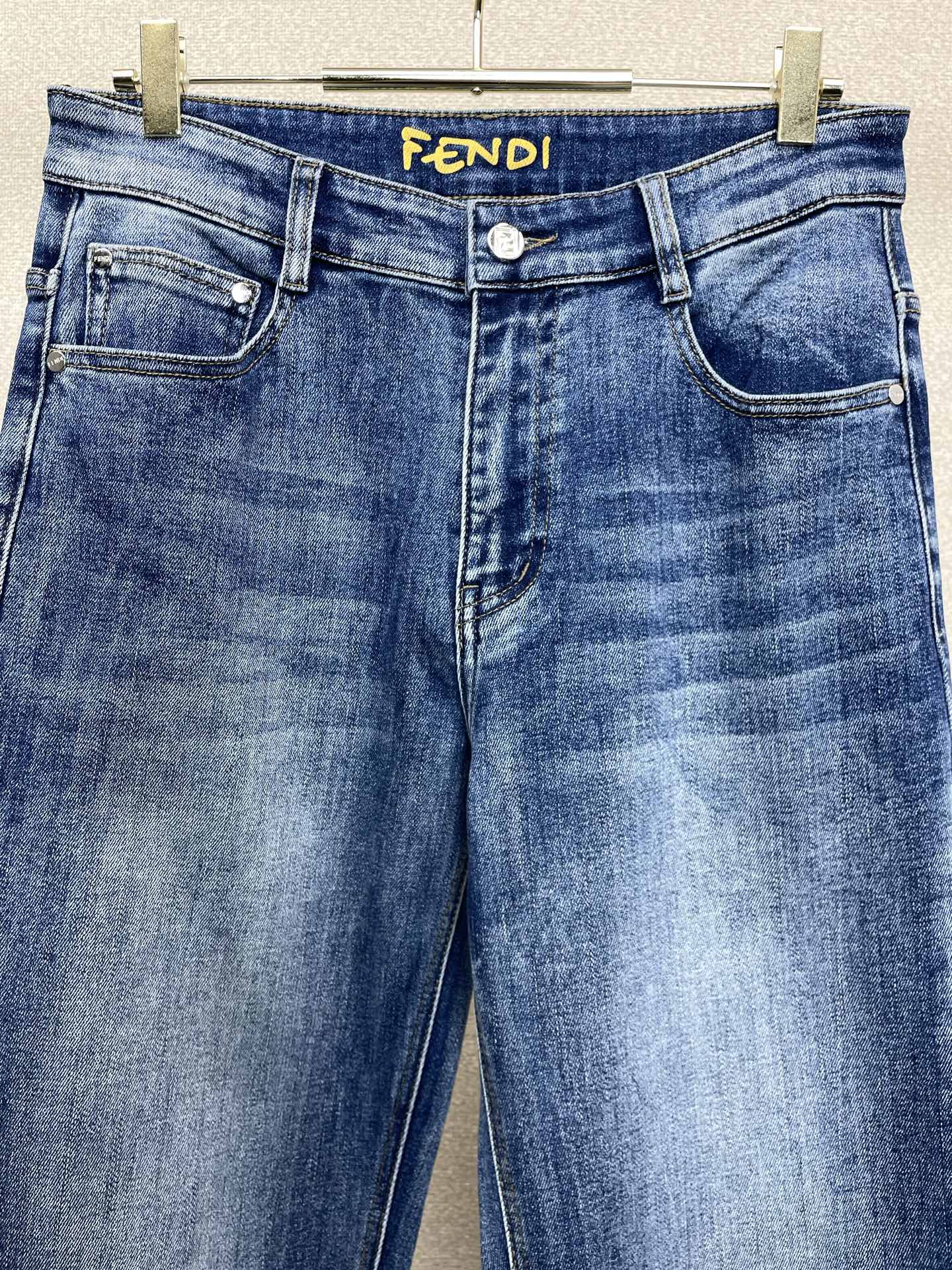 FENDI芬迪💥砸锅卖铁都要上的新款新款休闲牛仔裤👖高端版本 专柜定制面料 透气舒适度高，细节无可挑剔，品牌元素设计理念