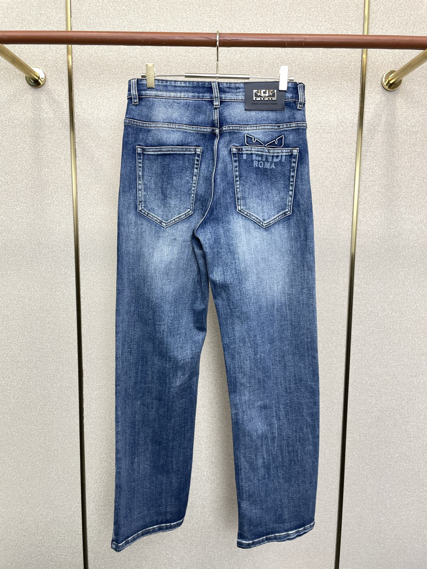 FENDI芬迪💥砸锅卖铁都要上的新款新款休闲牛仔裤👖高端版本 专柜定制面料 透气舒适度高，细节无可挑剔，品牌元素设计理念