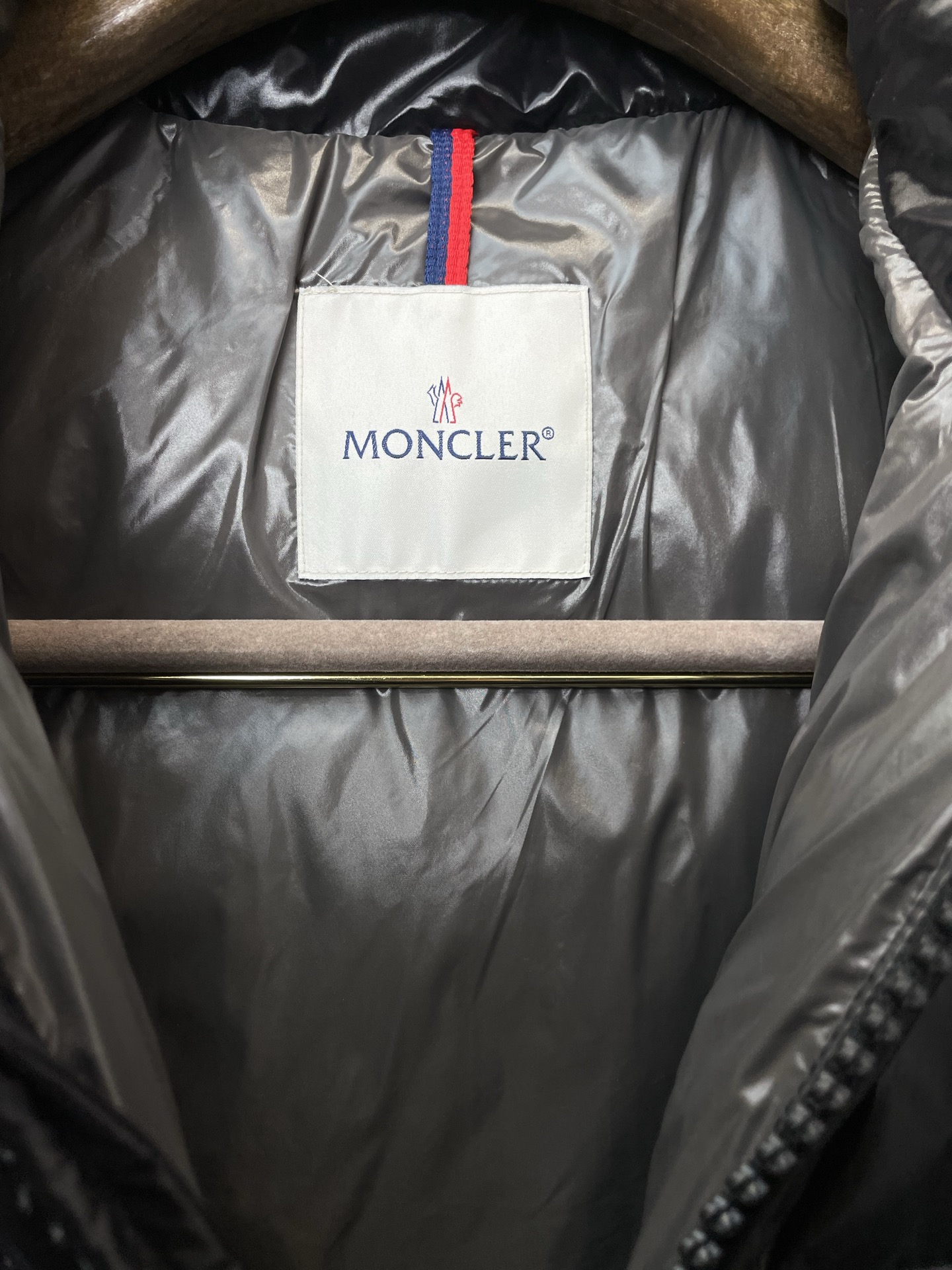 羽绒服-Moncler蒙口💥砸锅卖铁都要上的新款高领连帽羽绒服 贸易公司渠道稀出，降温天气必备的保暖单品，不论是日常还是