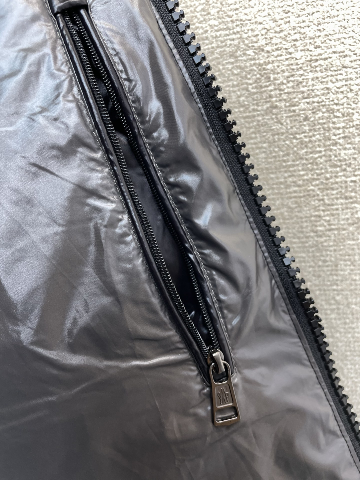 羽绒服-Moncler蒙口💥砸锅卖铁都要上的新款高领连帽羽绒服 贸易公司渠道稀出，降温天气必备的保暖单品，不论是日常还是