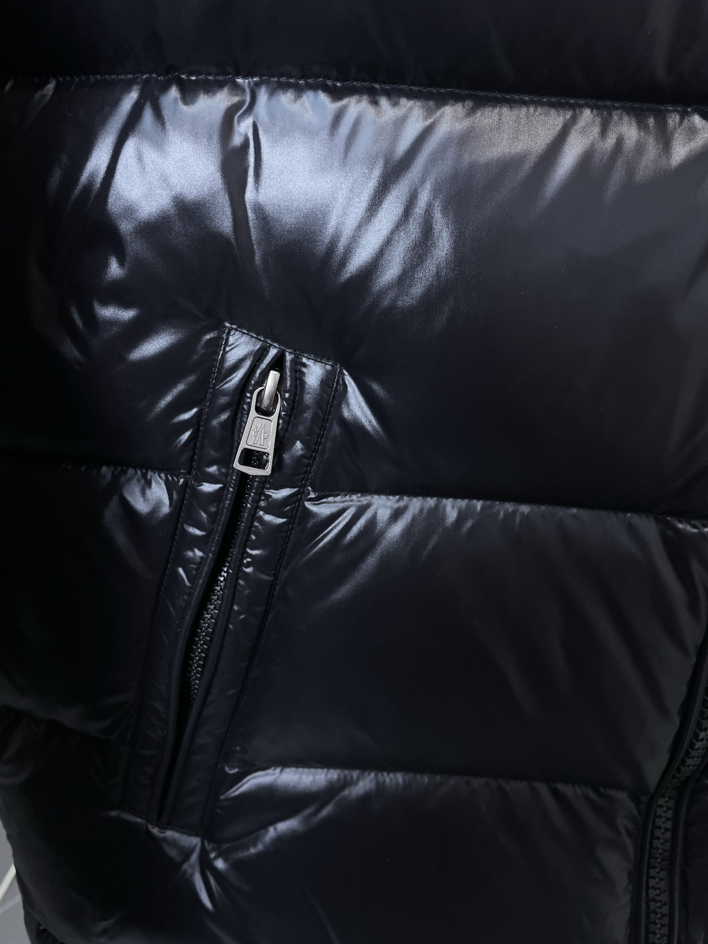 羽绒服-Moncler蒙口💥砸锅卖铁都要上的新款高领连帽羽绒服 贸易公司渠道稀出，降温天气必备的保暖单品，不论是日常还是