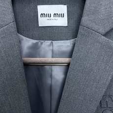 Miumiu谬谬👚砸锅卖铁都要上的新款👚新款女装休闲西服外套 高端版本!独特设计 专柜定制面料 透气舒适度高,细节无可挑 Miumiu谬谬👚砸锅卖铁都要上的新款👚新款女装休闲西服外套 高端版本!独特设计 专柜定制面料 透气舒适度高,细节无可挑