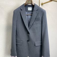 Miumiu谬谬👚砸锅卖铁都要上的新款👚新款女装休闲西服外套 高端版本!独特设计 专柜定制面料 透气舒适度高,细节无可挑 Miumiu谬谬👚砸锅卖铁都要上的新款👚新款女装休闲西服外套 高端版本!独特设计 专柜定制面料 透气舒适度高,细节无可挑