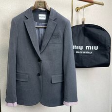 Miumiu谬谬👚砸锅卖铁都要上的新款👚新款女装休闲西服外套 高端版本!独特设计 专柜定制面料 透气舒适度高,细节无可挑 Miumiu谬谬👚砸锅卖铁都要上的新款👚新款女装休闲西服外套 高端版本!独特设计 专柜定制面料 透气舒适度高,细节无可挑