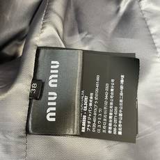 Miumiu谬谬👚砸锅卖铁都要上的新款👚新款女装休闲西服外套 高端版本!独特设计 专柜定制面料 透气舒适度高,细节无可挑 Miumiu谬谬👚砸锅卖铁都要上的新款👚新款女装休闲西服外套 高端版本!独特设计 专柜定制面料 透气舒适度高,细节无可挑