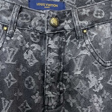 Louis Vuitton路易威登💥砸锅卖铁都要上的新款新款休闲牛仔直筒裤👖高端版本!专柜定制面料 透气舒适度高,细节无 Louis Vuitton路易威登💥砸锅卖铁都要上的新款新款休闲牛仔直筒裤👖高端版本!专柜定制面料 透气舒适度高,细节无
