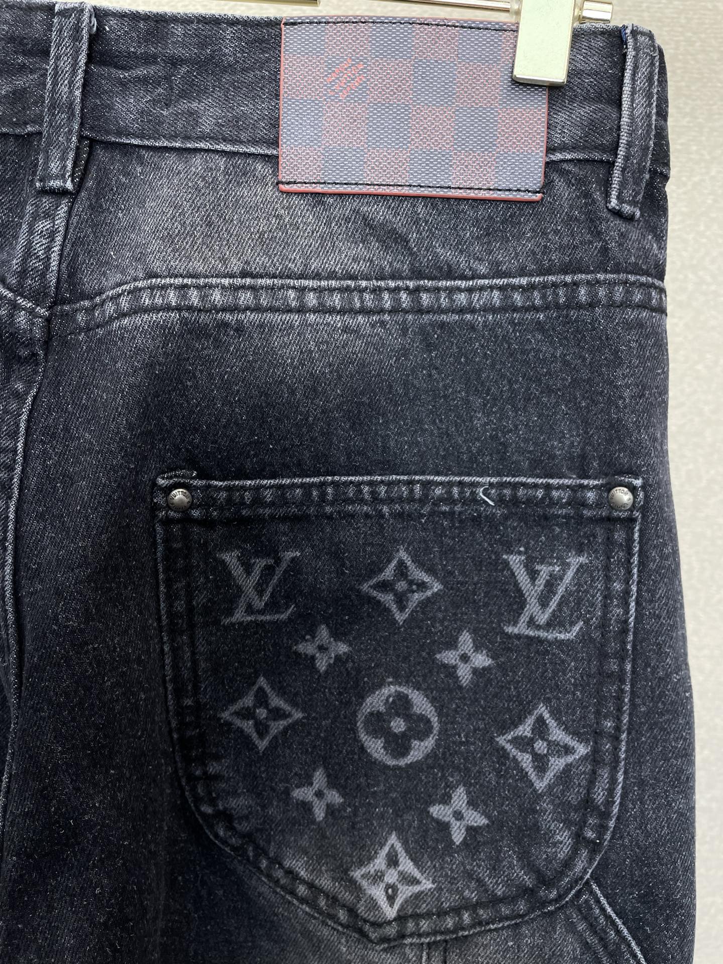 Louis Vuitton路易威登💥砸锅卖铁都要上的新款新款休闲牛仔直筒裤👖高端版本！专柜定制面料 透气舒适度高，细节无