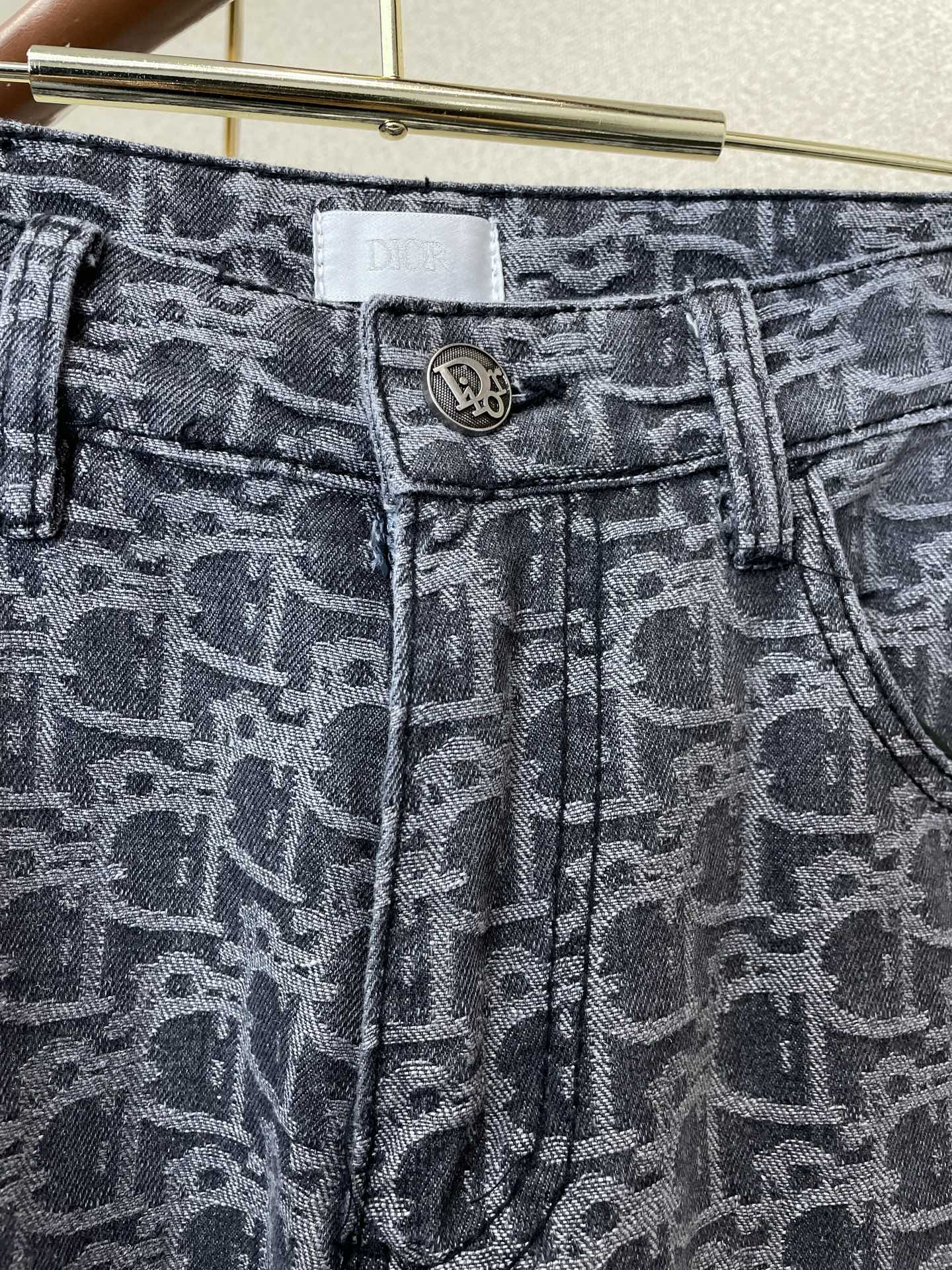 Dior迪奥💥砸锅卖铁都要上的新款新款休闲牛仔直筒裤👖高端版本！专柜定制面料 透气舒适度高，细节无可挑剔，品牌元素设计理