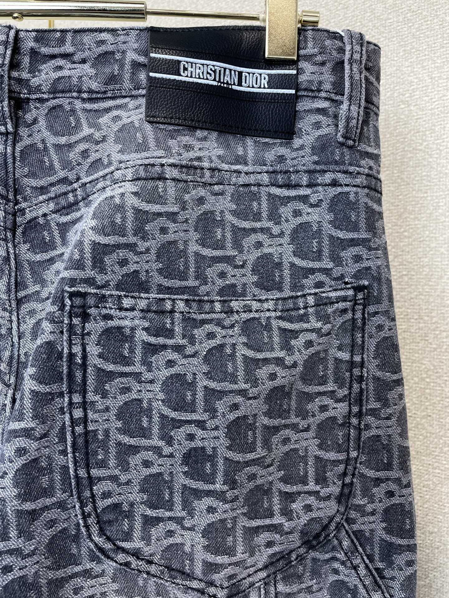 Dior迪奥💥砸锅卖铁都要上的新款新款休闲牛仔直筒裤👖高端版本！专柜定制面料 透气舒适度高，细节无可挑剔，品牌元素设计理