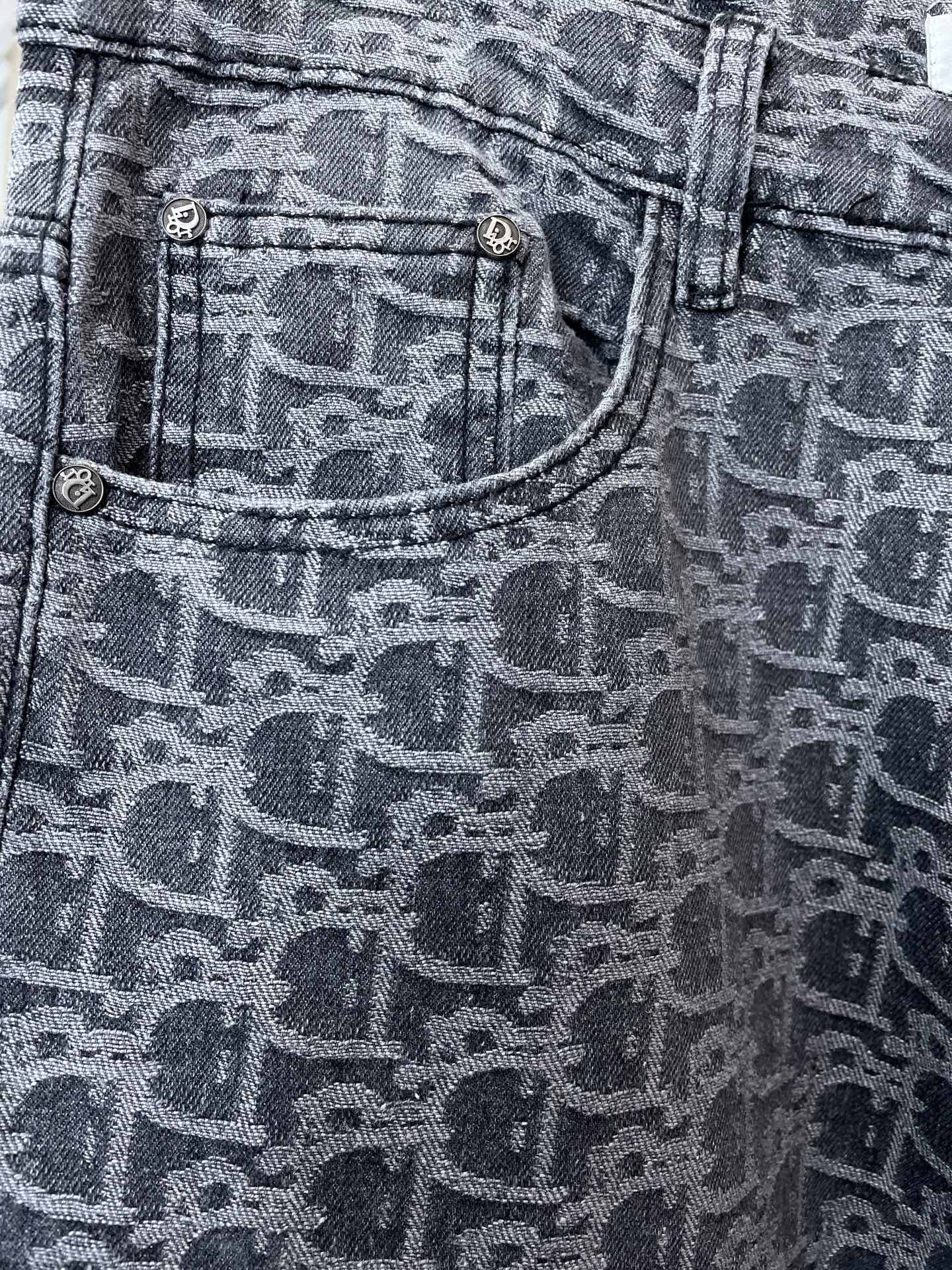 Dior迪奥💥砸锅卖铁都要上的新款新款休闲牛仔直筒裤👖高端版本！专柜定制面料 透气舒适度高，细节无可挑剔，品牌元素设计理