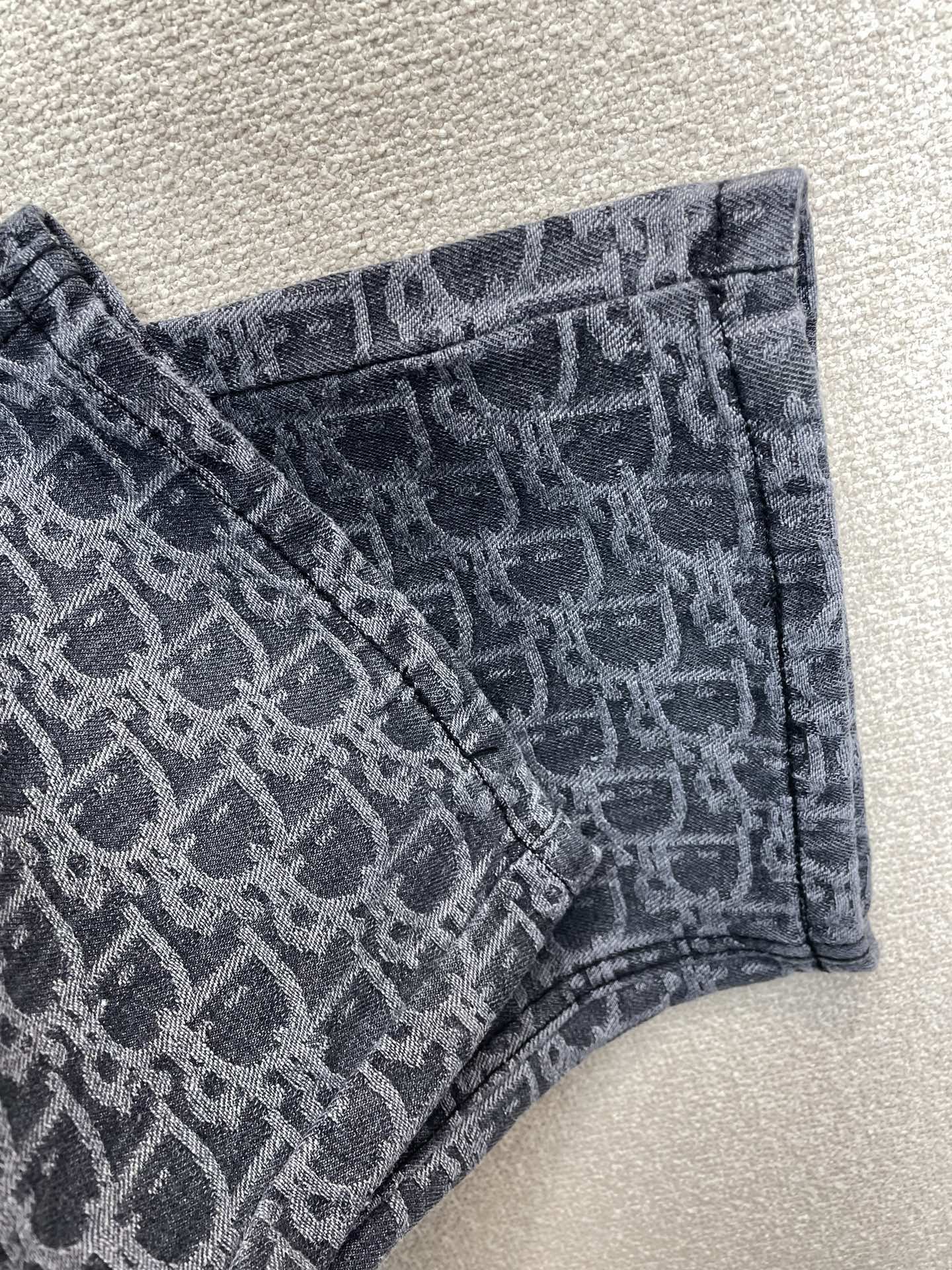 Dior迪奥💥砸锅卖铁都要上的新款新款休闲牛仔直筒裤👖高端版本！专柜定制面料 透气舒适度高，细节无可挑剔，品牌元素设计理