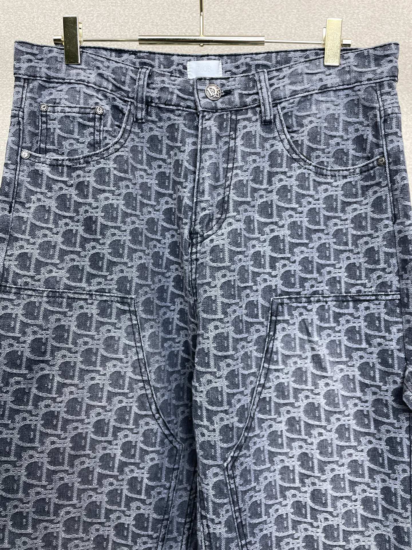 Dior迪奥💥砸锅卖铁都要上的新款新款休闲牛仔直筒裤👖高端版本！专柜定制面料 透气舒适度高，细节无可挑剔，品牌元素设计理