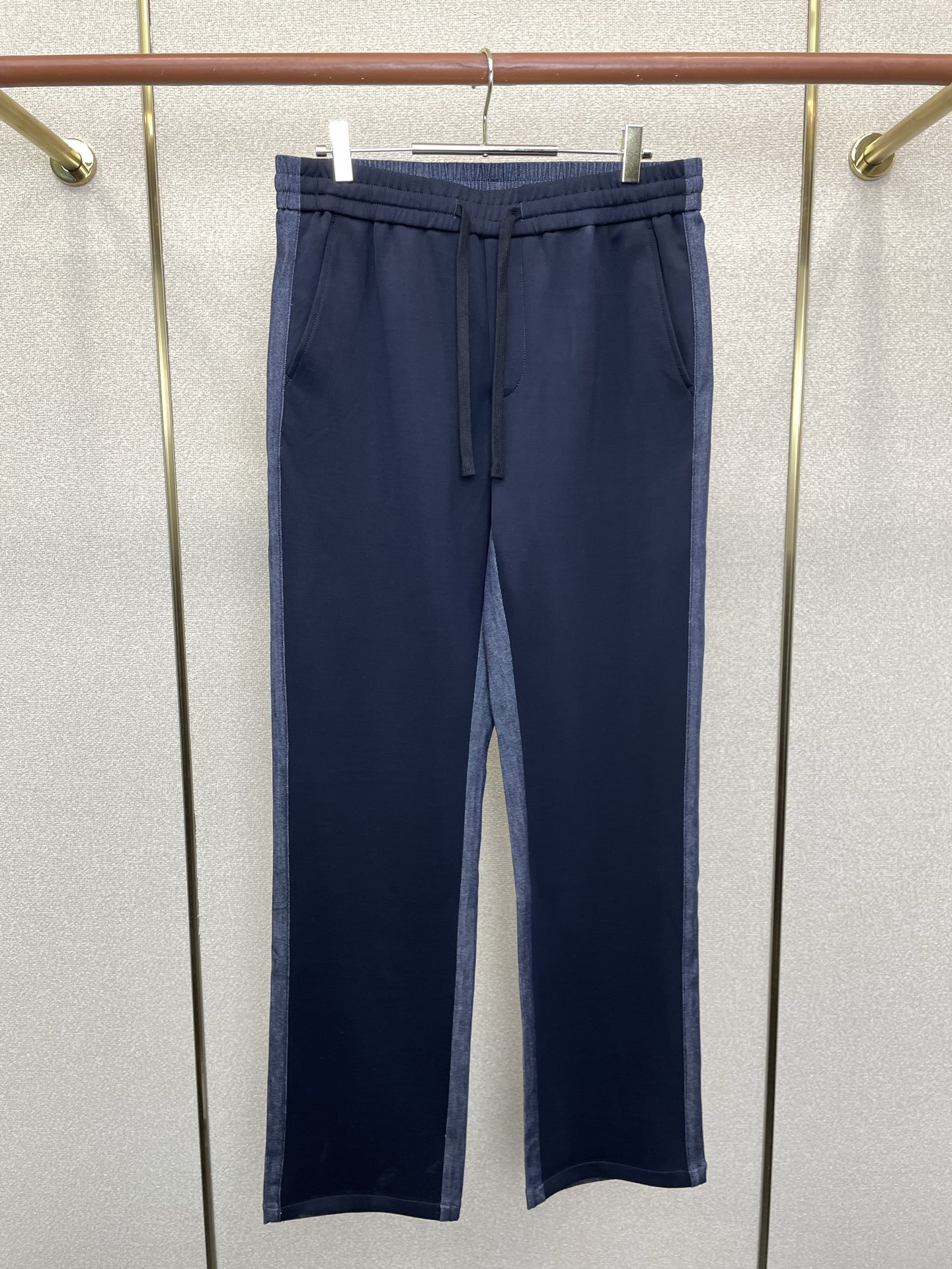 LOEWE罗意威💥独家专供新款 休闲裤松紧牛仔裤 高端版本！专柜定制面料 透气舒适度高，细节无可挑剔，品牌元素设计理念，