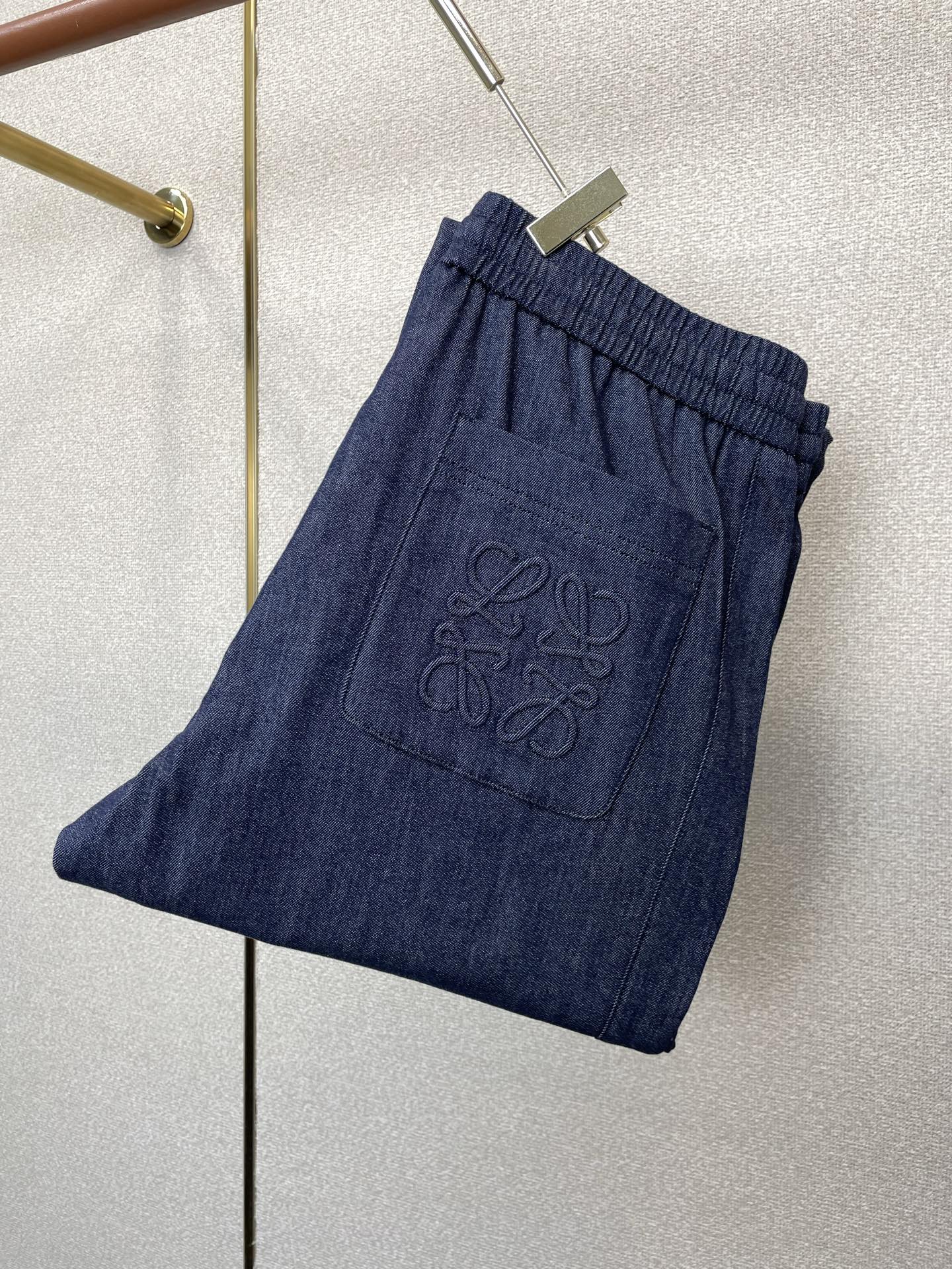 LOEWE罗意威💥独家专供新款 休闲裤松紧牛仔裤 高端版本！专柜定制面料 透气舒适度高，细节无可挑剔，品牌元素设计理念，