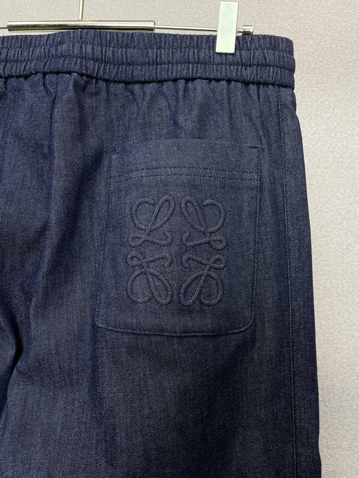 LOEWE罗意威💥独家专供新款 休闲裤松紧牛仔裤 高端版本！专柜定制面料 透气舒适度高，细节无可挑剔，品牌元素设计理念，