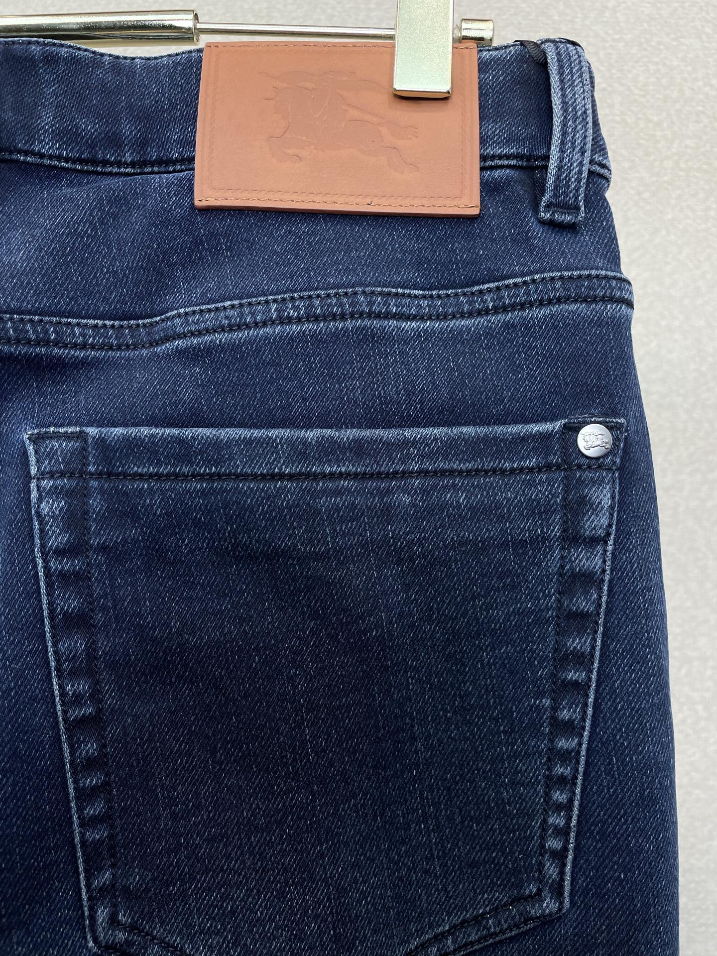 Burberry巴宝莉💥独家专供新款休闲秋冬牛仔裤👖高端版本！专柜定制面料 透气舒适度高，细节无可挑剔，品牌元素设计理念