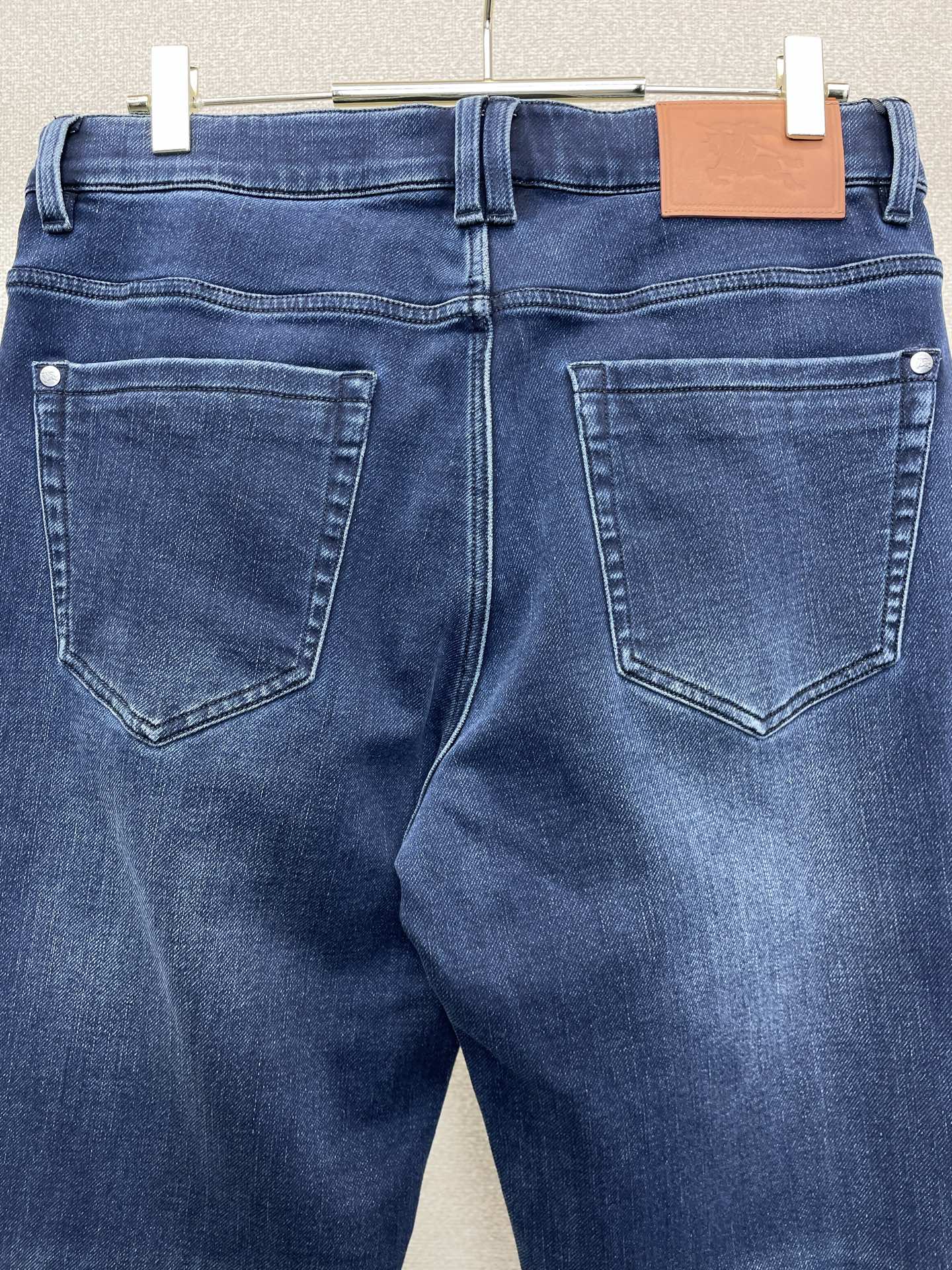 Burberry巴宝莉💥独家专供新款休闲秋冬牛仔裤👖高端版本！专柜定制面料 透气舒适度高，细节无可挑剔，品牌元素设计理念