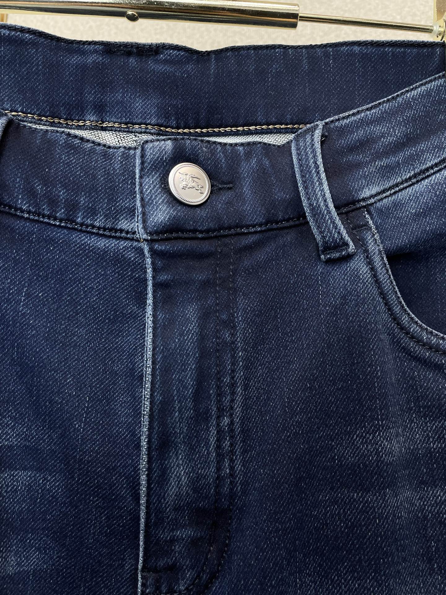 Burberry巴宝莉💥独家专供新款休闲秋冬牛仔裤👖高端版本！专柜定制面料 透气舒适度高，细节无可挑剔，品牌元素设计理念