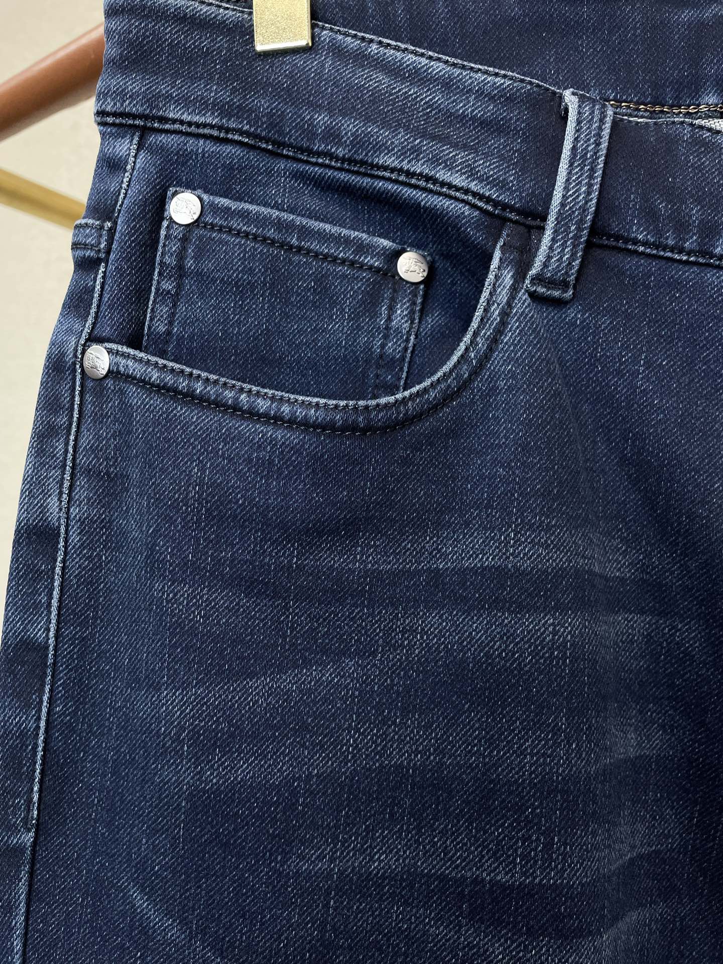 Burberry巴宝莉💥独家专供新款休闲秋冬牛仔裤👖高端版本！专柜定制面料 透气舒适度高，细节无可挑剔，品牌元素设计理念