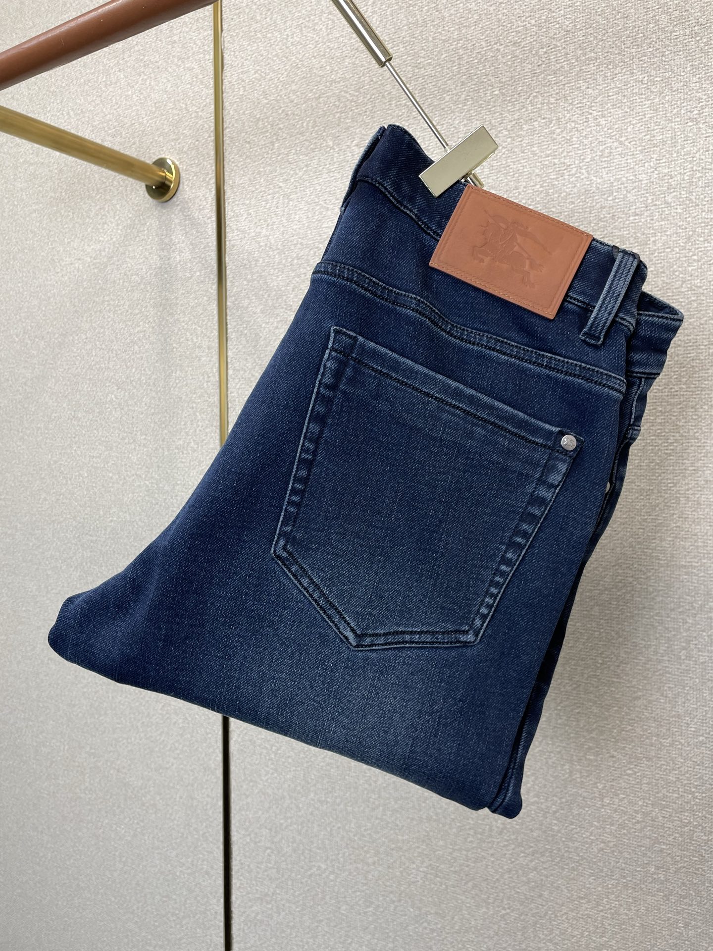Burberry巴宝莉💥独家专供新款休闲秋冬牛仔裤👖高端版本！专柜定制面料 透气舒适度高，细节无可挑剔，品牌元素设计理念