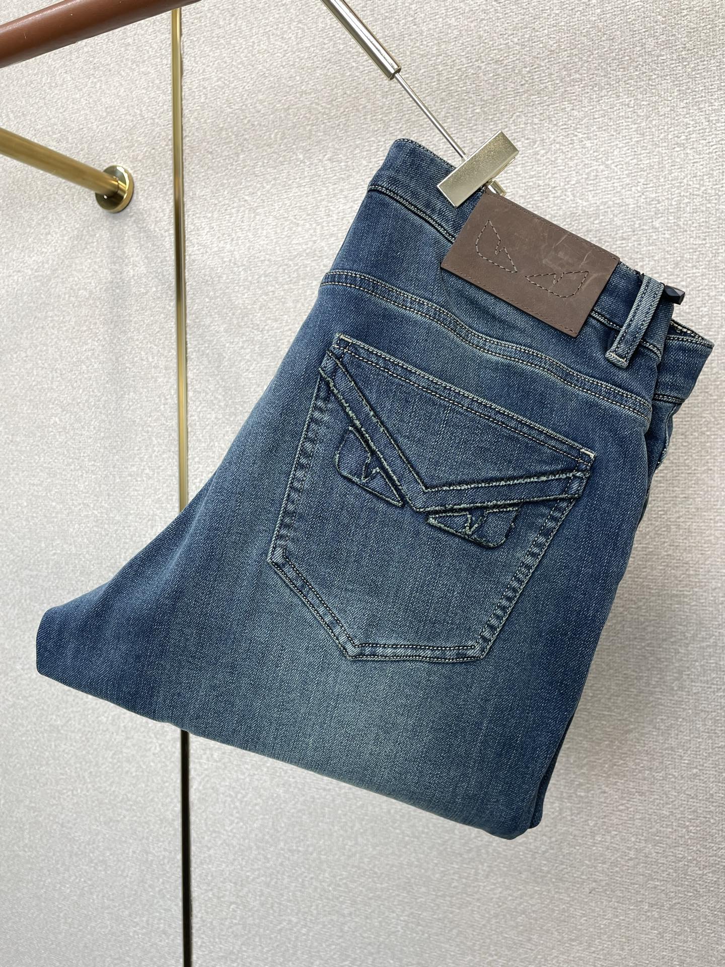 FENDI芬迪💥独家专供新款休闲秋冬牛仔裤👖高端版本！专柜定制面料 透气舒适度高，细节无可挑剔，品牌元素设计理念，体现高