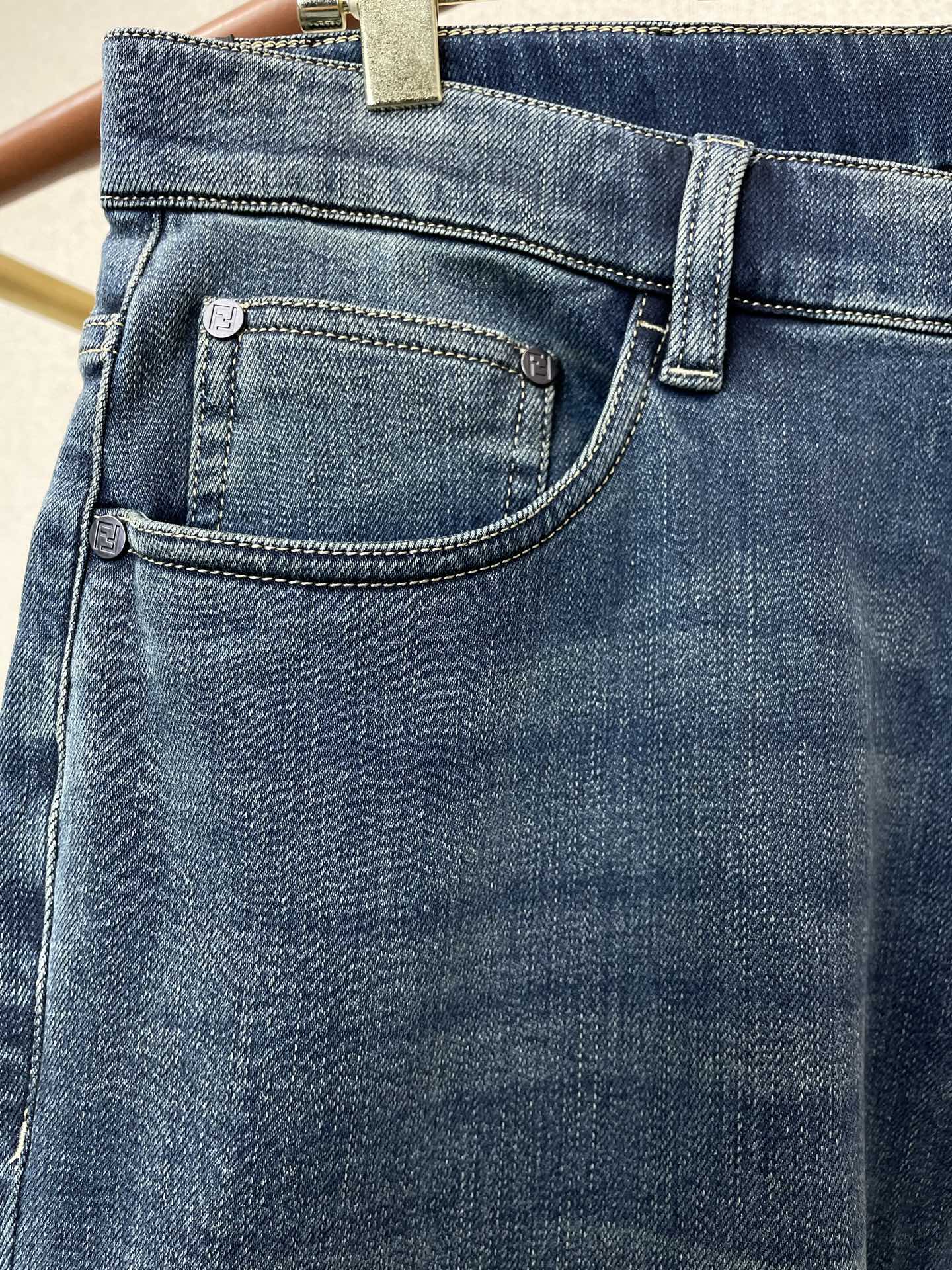 FENDI芬迪💥独家专供新款休闲秋冬牛仔裤👖高端版本！专柜定制面料 透气舒适度高，细节无可挑剔，品牌元素设计理念，体现高
