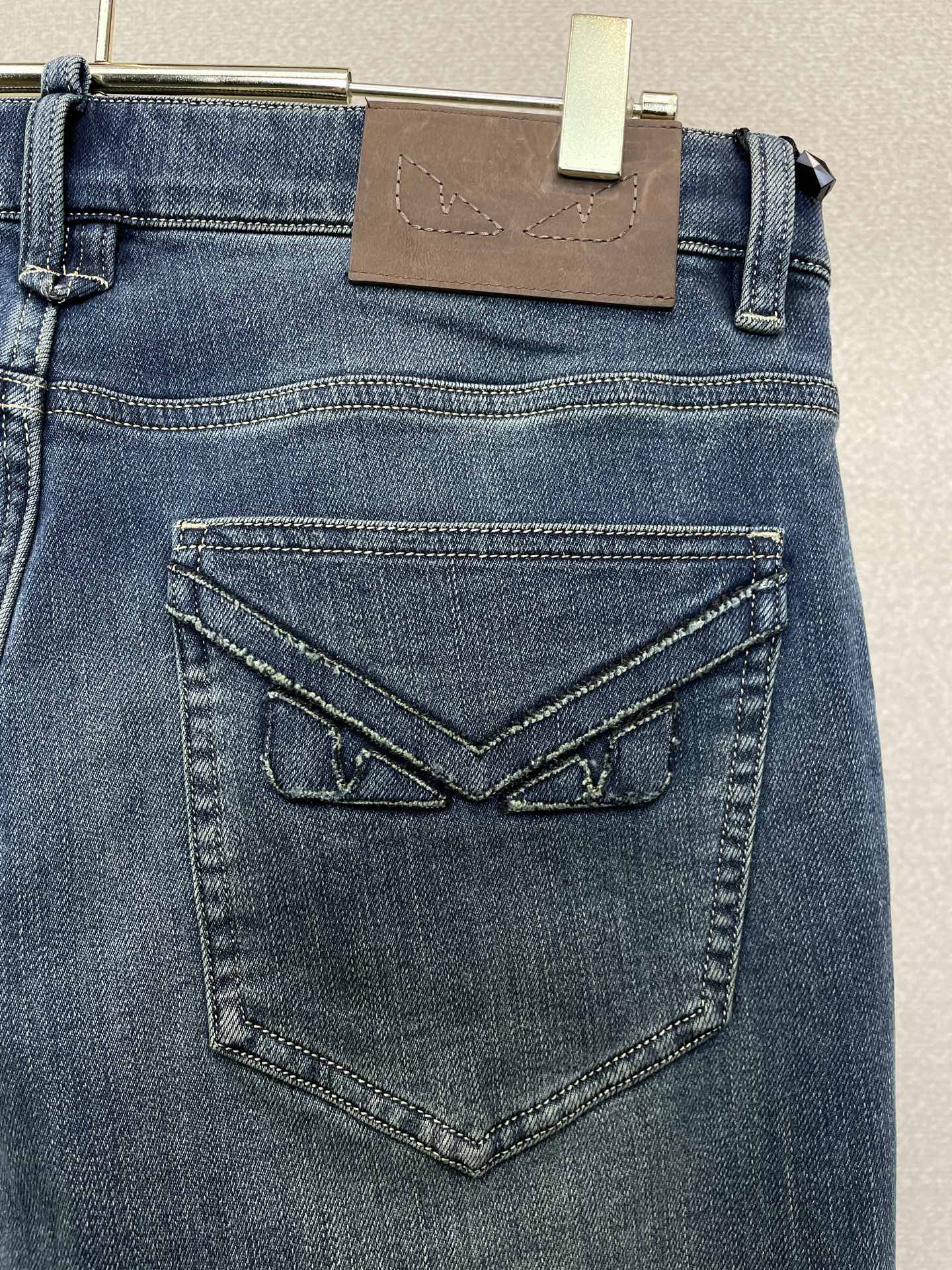 FENDI芬迪💥独家专供新款休闲秋冬牛仔裤👖高端版本！专柜定制面料 透气舒适度高，细节无可挑剔，品牌元素设计理念，体现高