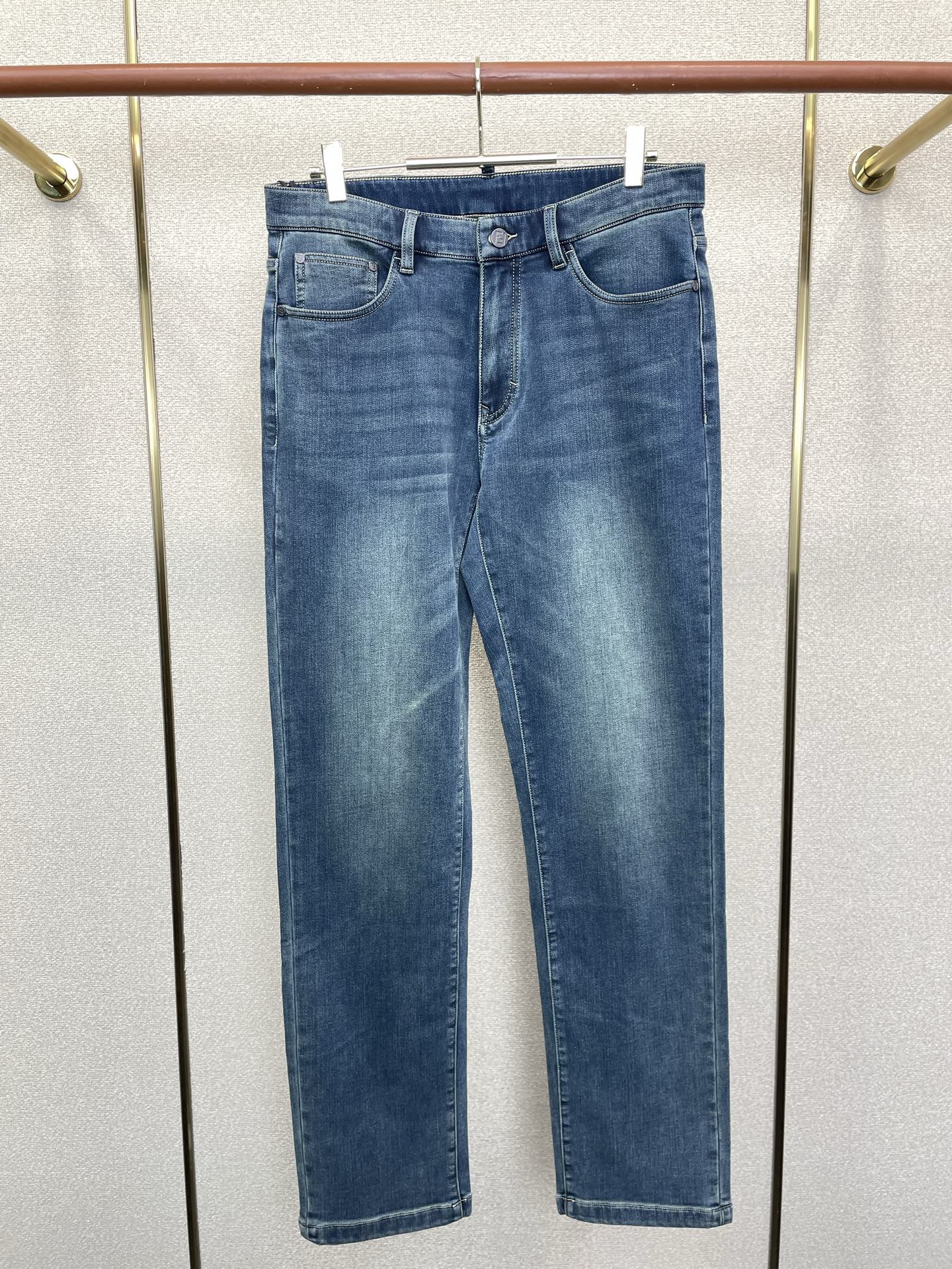 FENDI芬迪💥独家专供新款休闲秋冬牛仔裤👖高端版本！专柜定制面料 透气舒适度高，细节无可挑剔，品牌元素设计理念，体现高