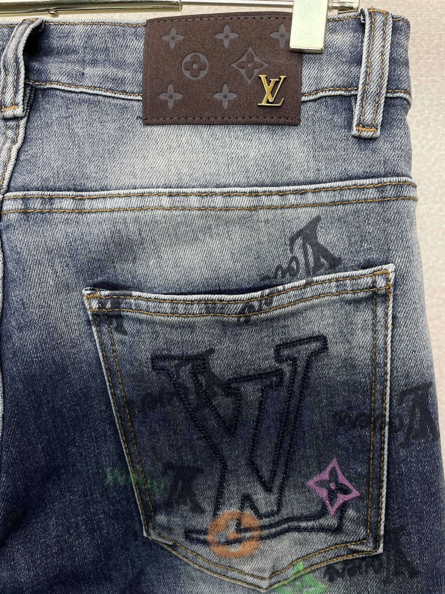 Louis Vuitton路易威登💥独家专供新款休闲牛仔裤 高端版本!专柜定制面料 透气舒适度高,细节无可挑剔,品牌元素 Louis Vuitton路易威登💥独家专供新款休闲牛仔裤 高端版本!专柜定制面料 透气舒适度高,细节无可挑剔,品牌元素