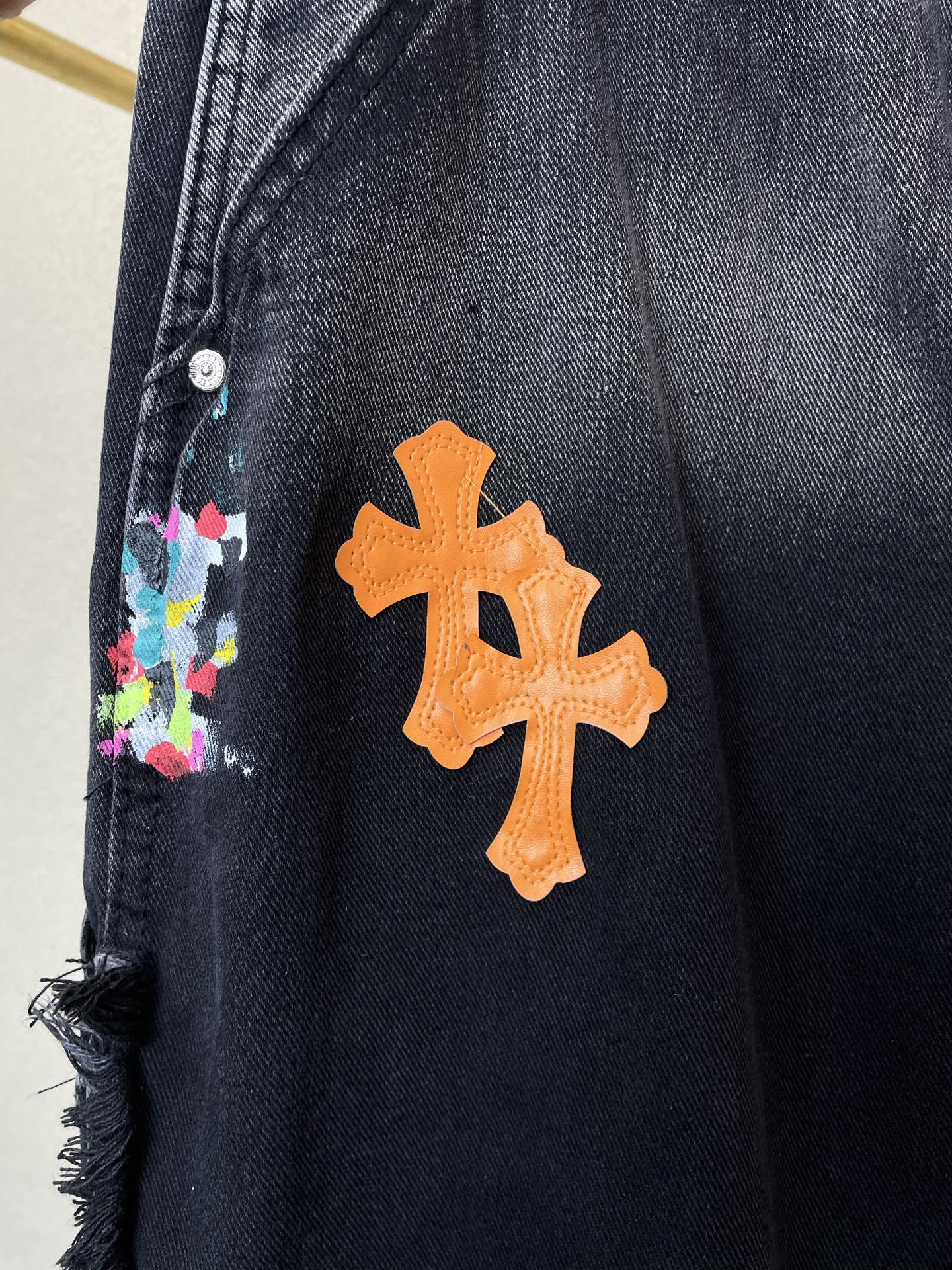 Chrome hearts克罗心💥独家专供新款休闲牛仔裤 高端版本!专柜定制面料 透气舒适度高,细节无可挑剔,品牌元素设 Chrome hearts克罗心💥独家专供新款休闲牛仔裤 高端版本!专柜定制面料 透气舒适度高,细节无可挑剔,品牌元素设