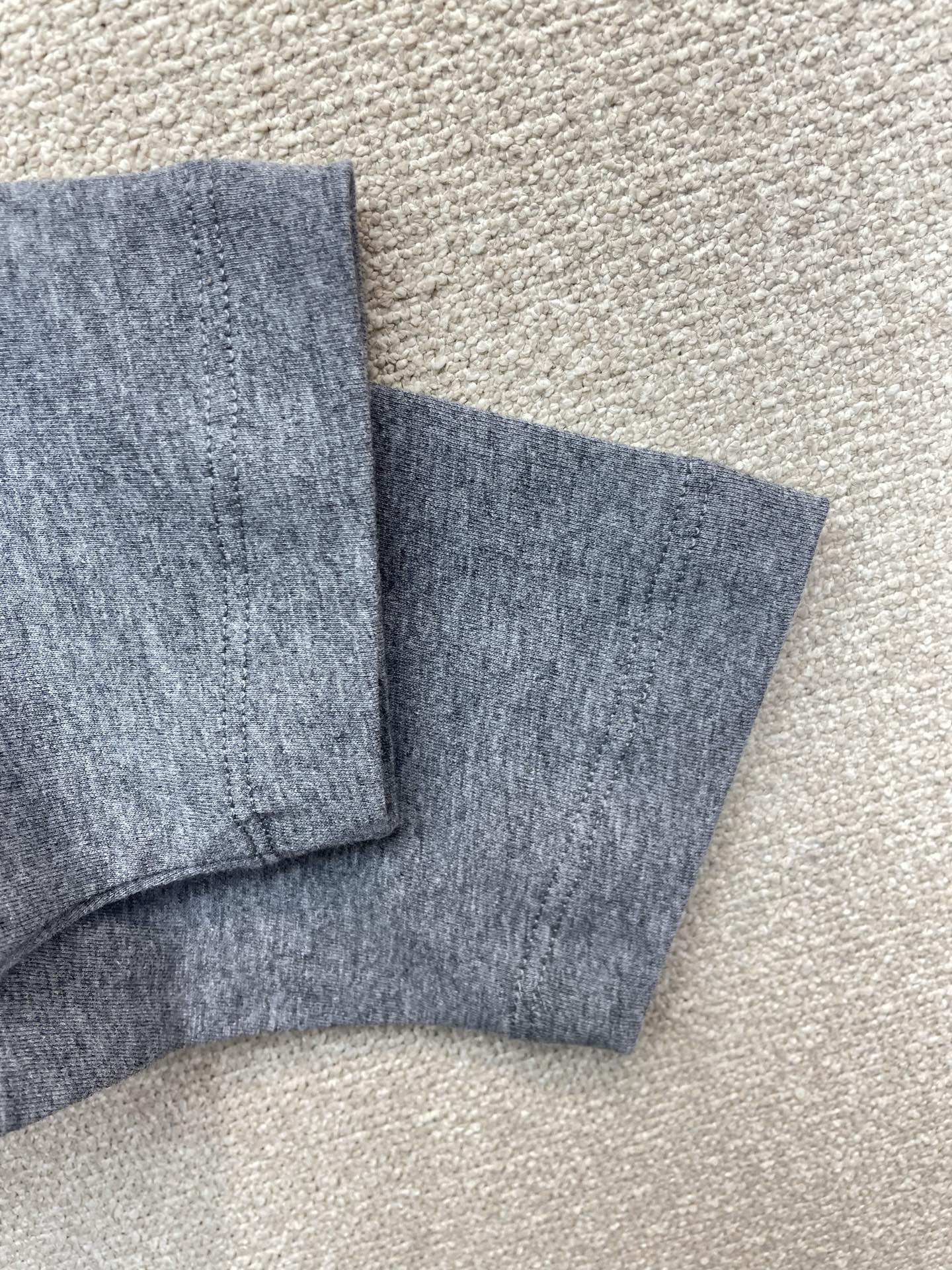 Miumiu谬谬👚独家专供👚新款女装休闲长袖 高端版本！独特设计 专柜定制面料 透气舒适度高，细节无可挑剔，品牌元素设计
